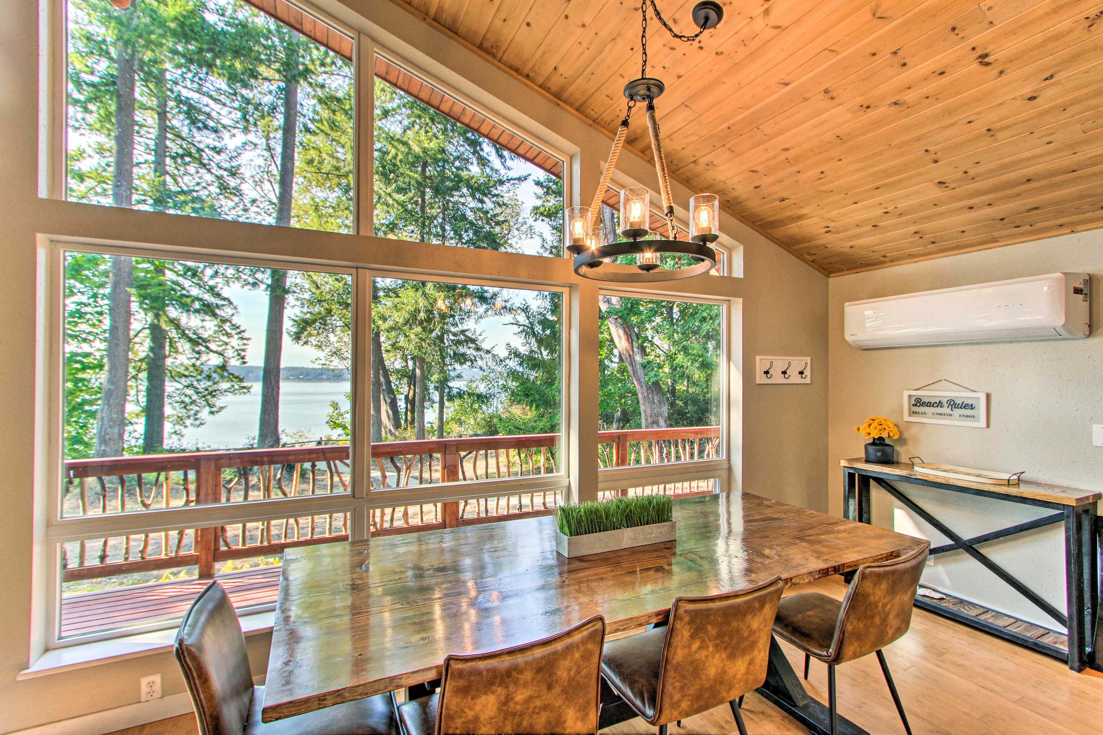 Dining Area | Dishware & Flatware Provided