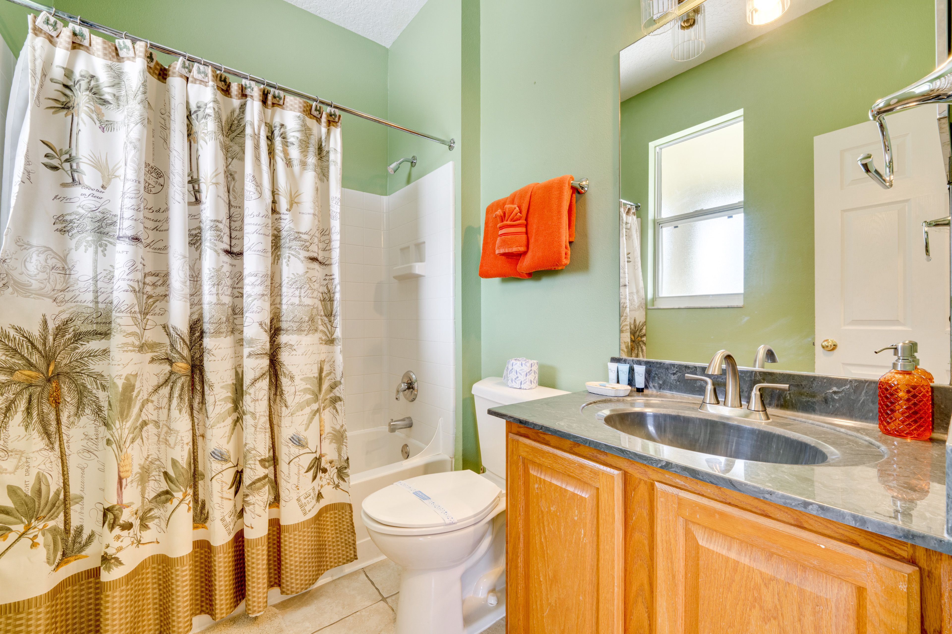 Full Bathroom | Towels Provided