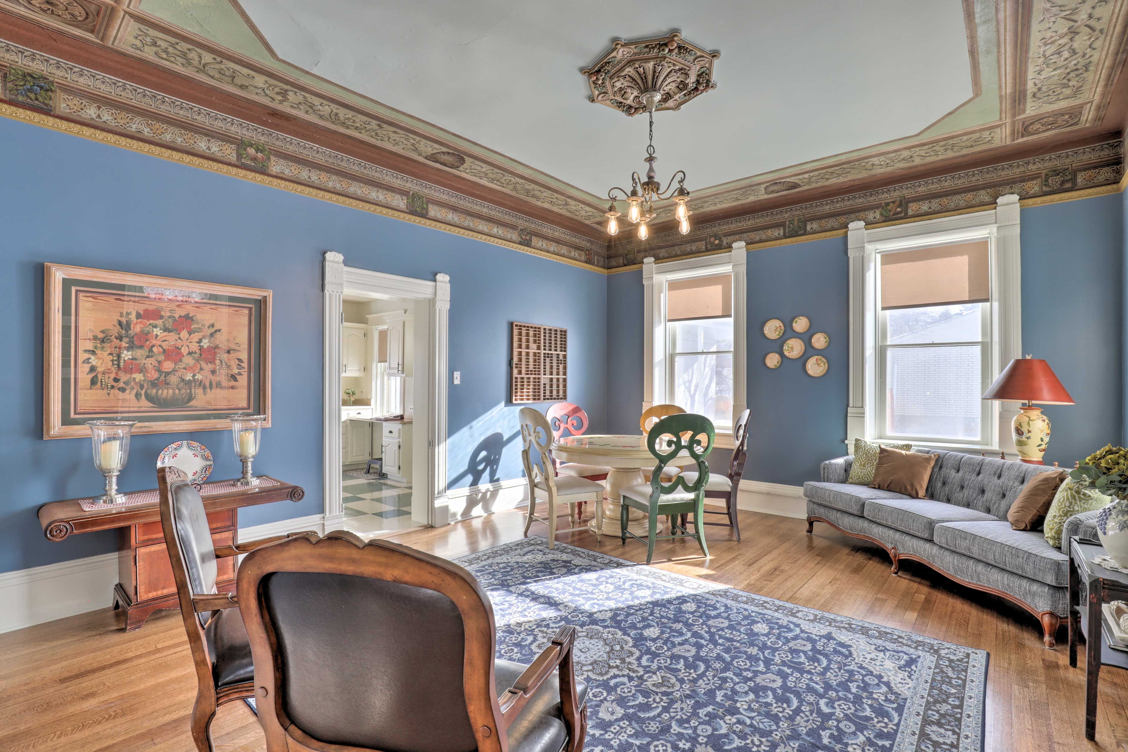 Additional Living Room | 5-Person Table