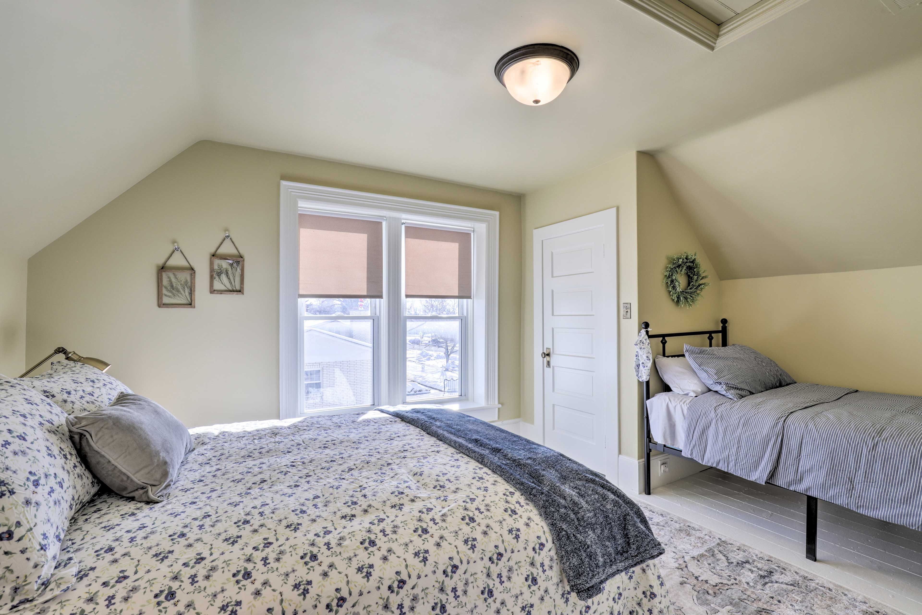 Bedroom 2 | Queen Bed | Twin Bed | 2nd Floor