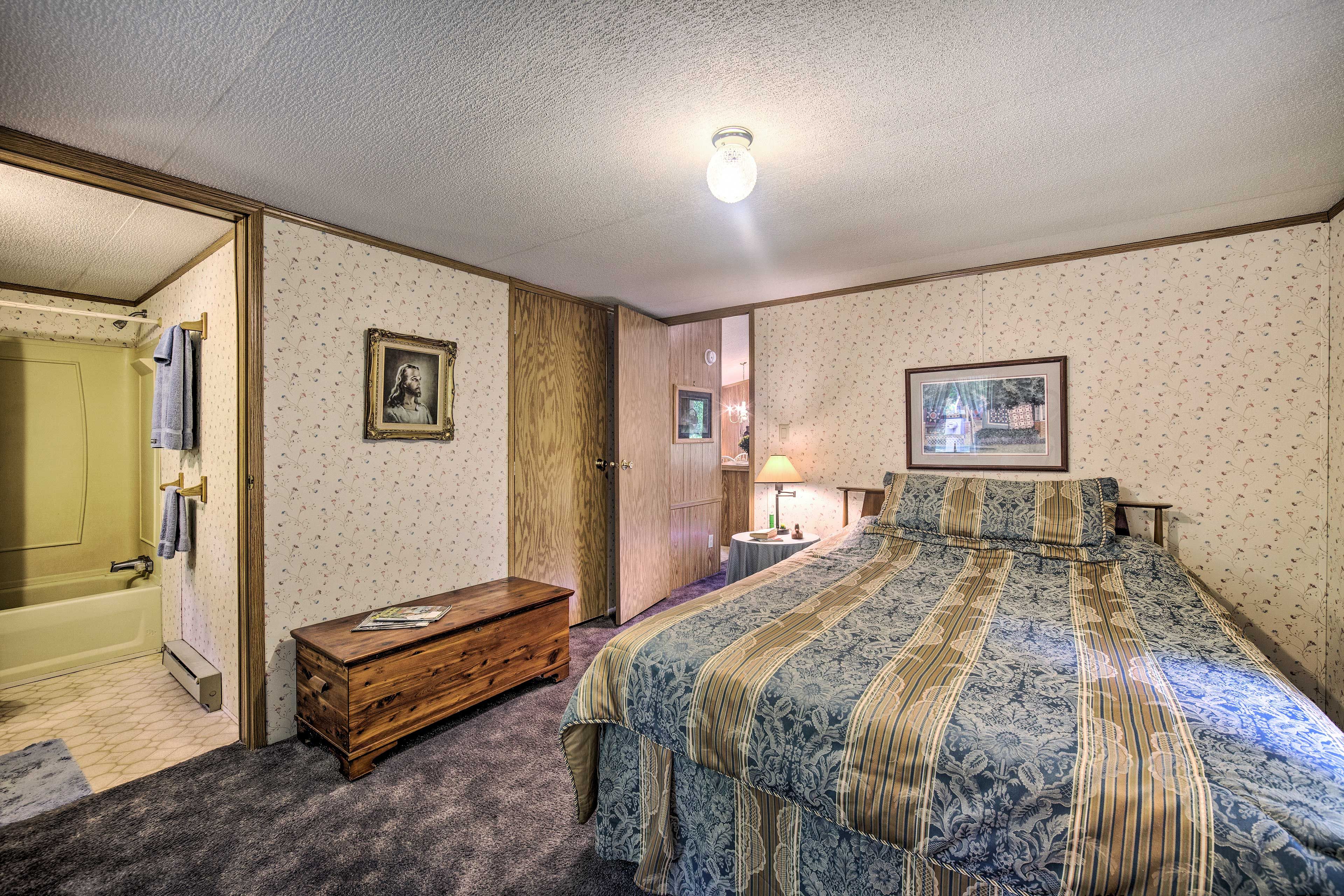 Bedroom 1 | Queen Bed | En-Suite Bathroom