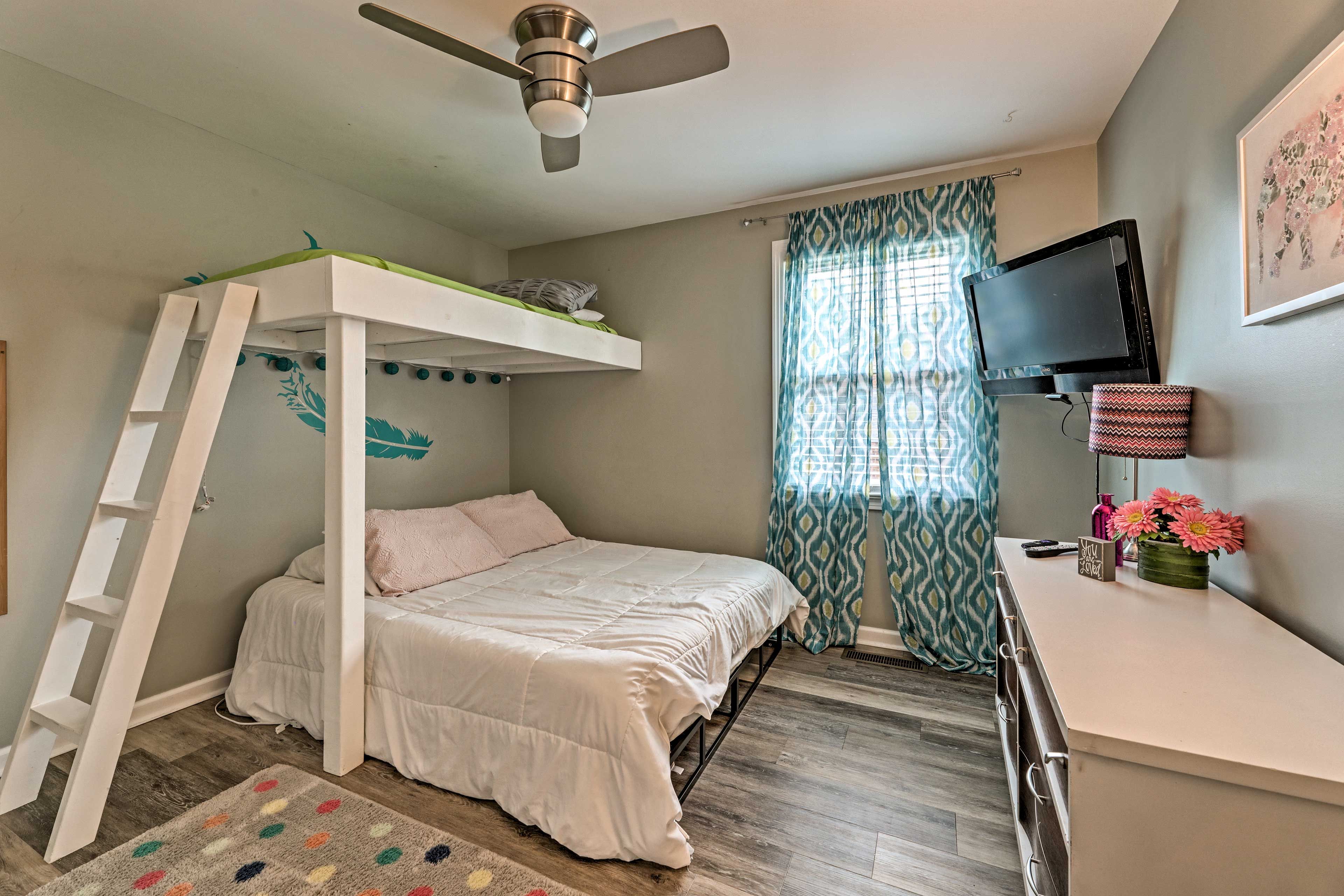 Bedroom 2 | Twin/Full Bunk Bed