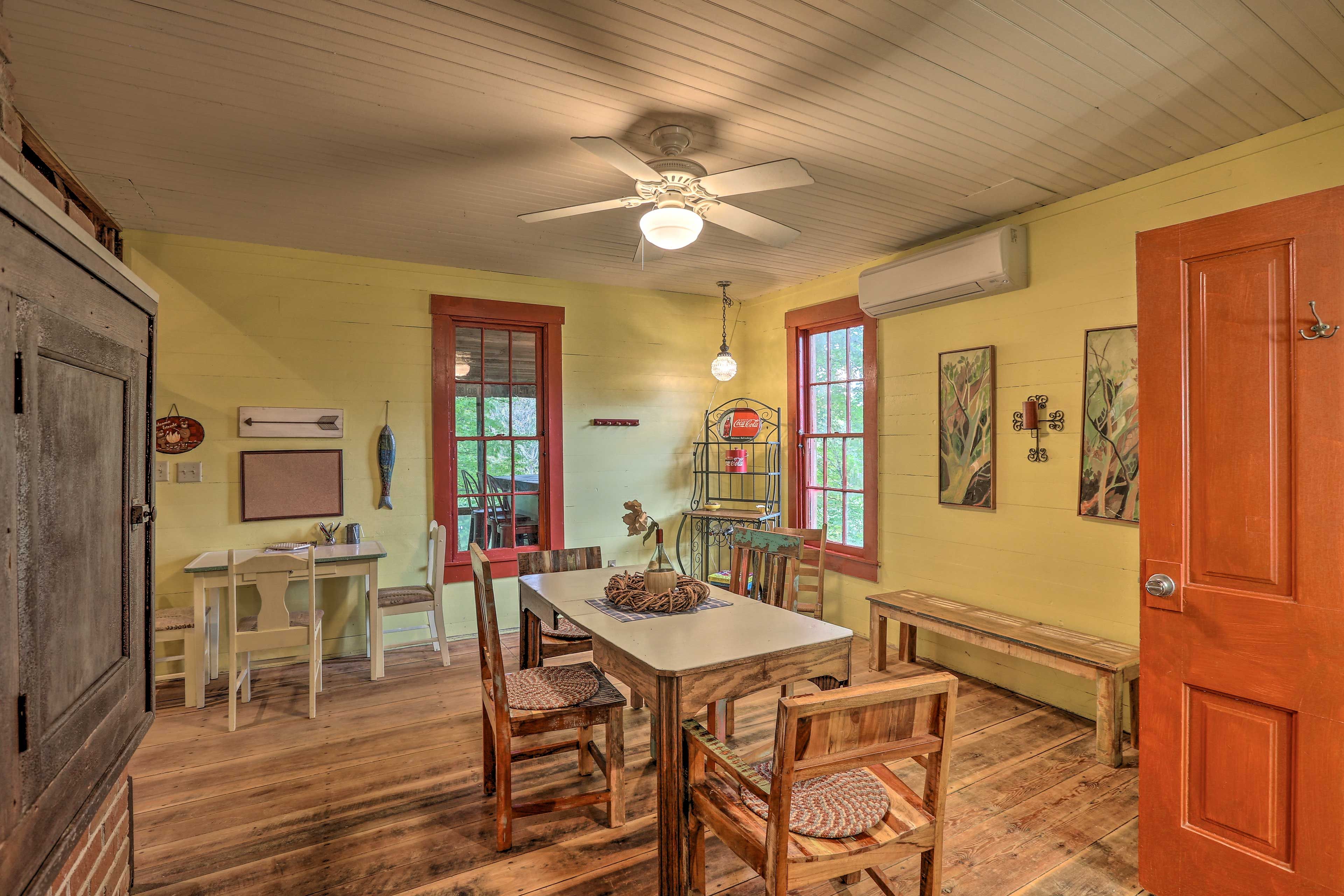 Dining Area | Dishware & Flatware Provided