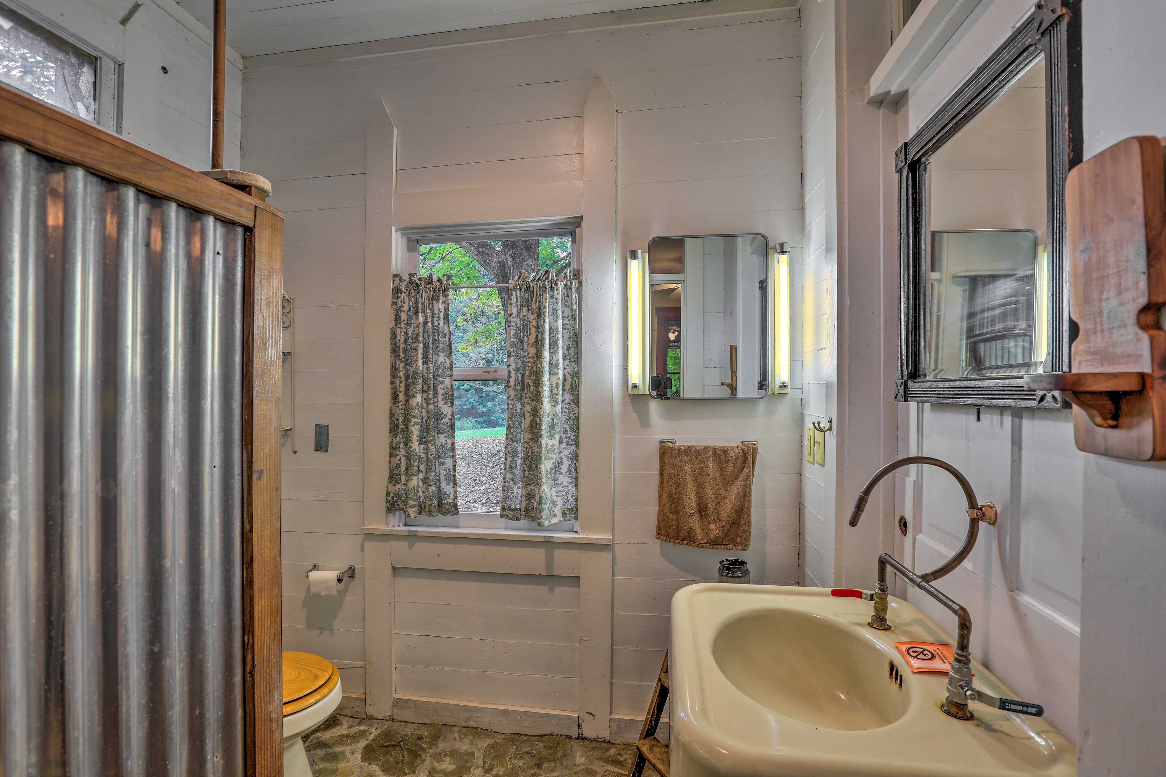 Full Bathroom | Complimentary Toiletries
