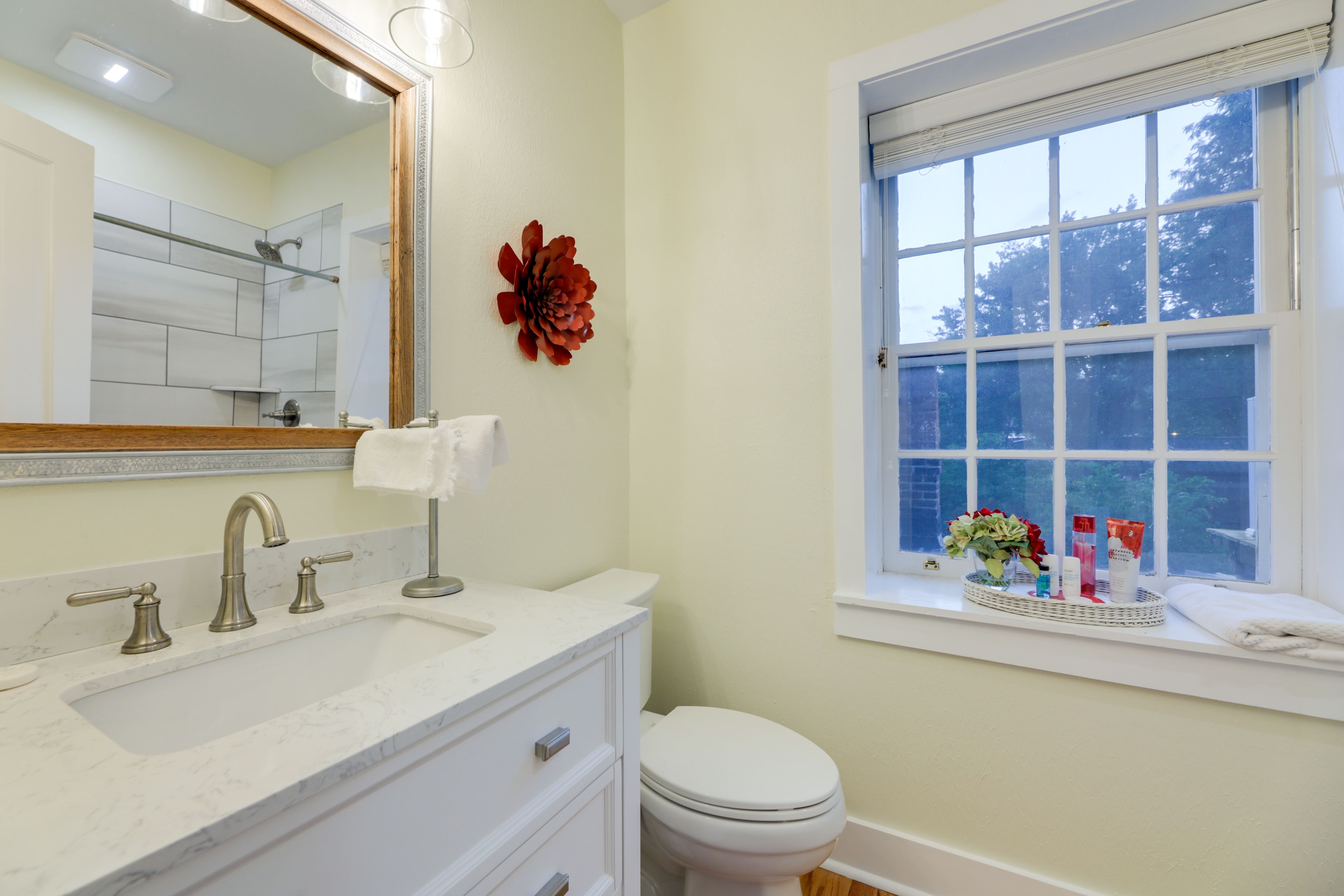 Full Bathroom | Upstairs | Complimentary Toiletries | Towels Provided