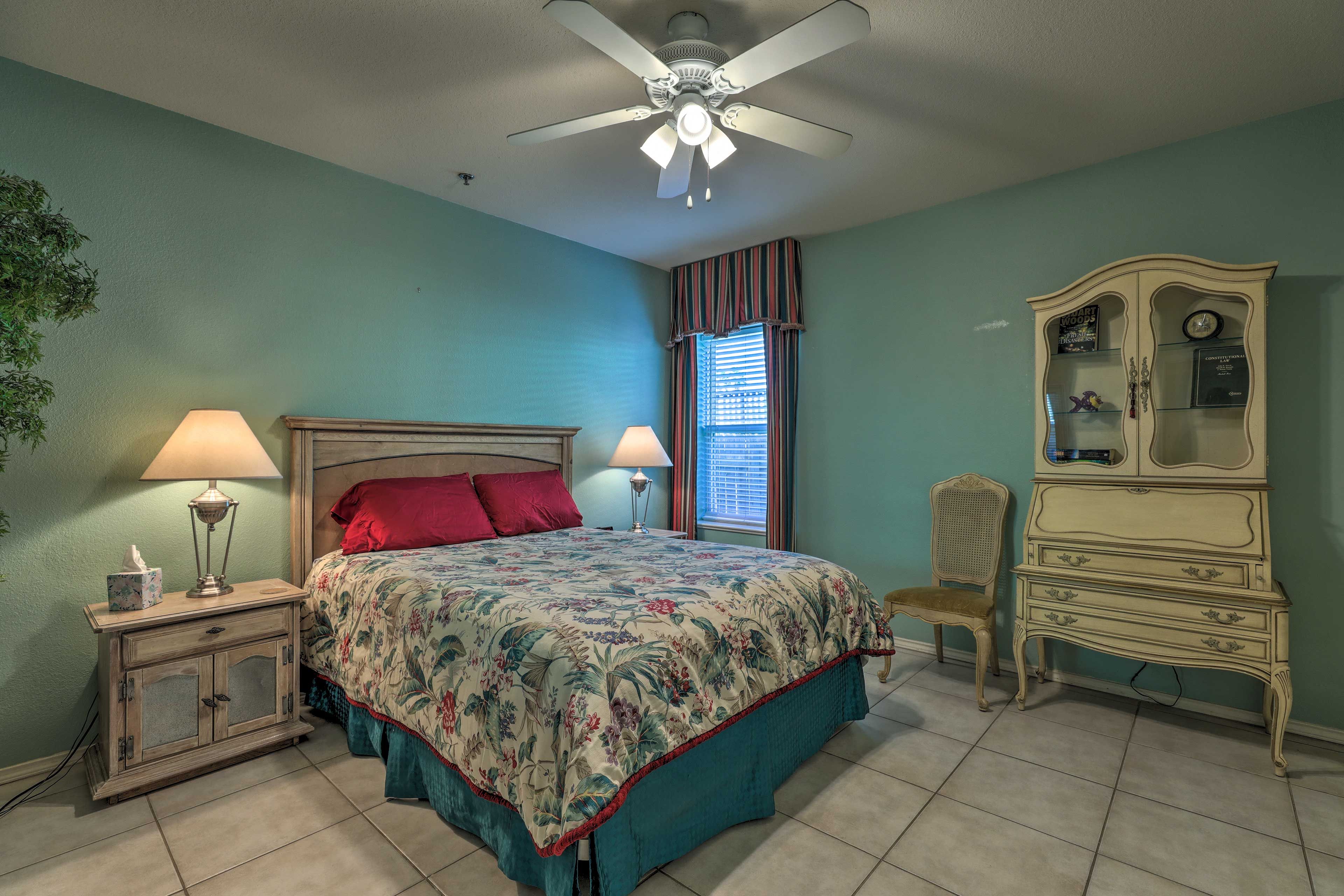Bedroom | Queen Bed