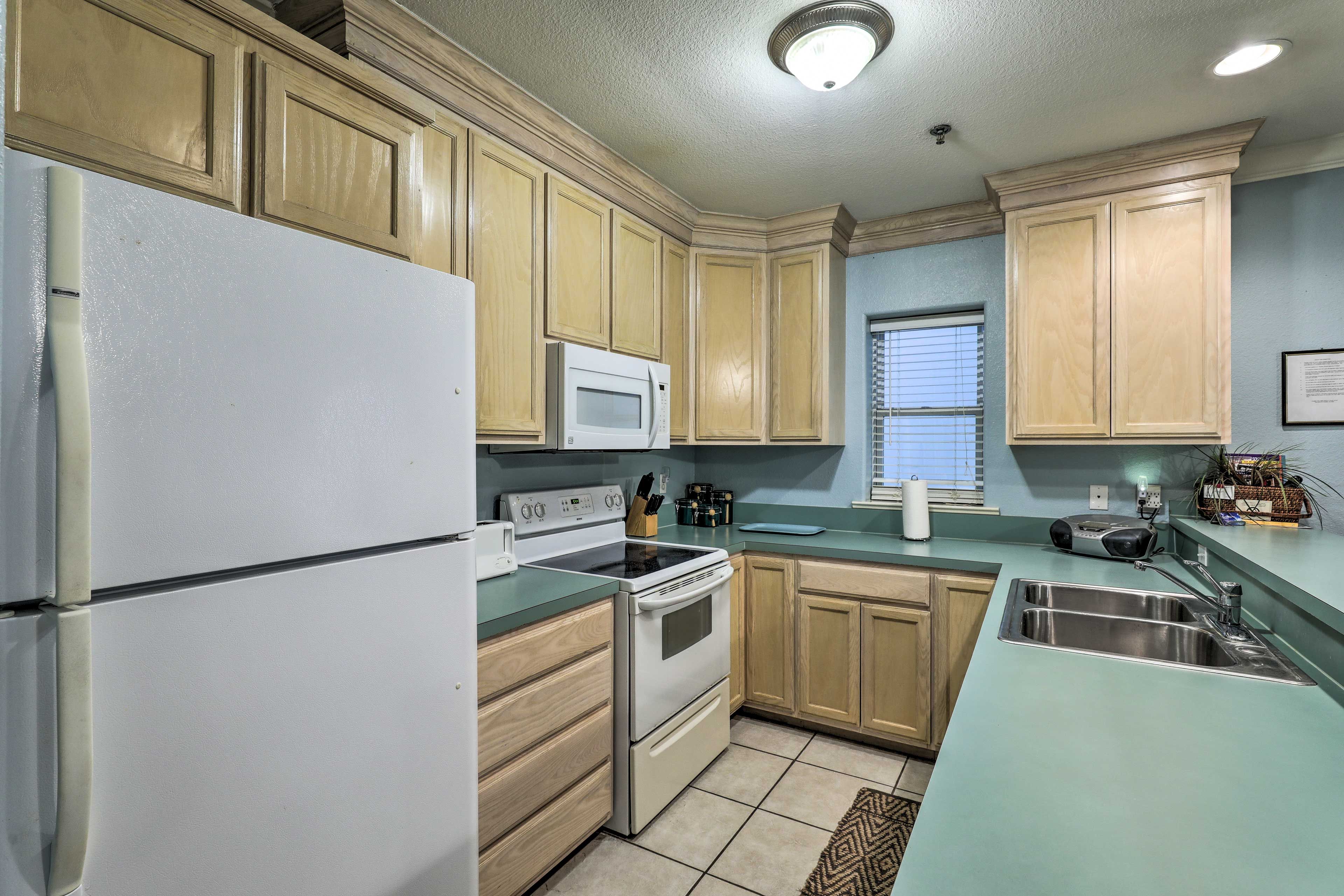 Kitchen | 3-Person Breakfast Bar
