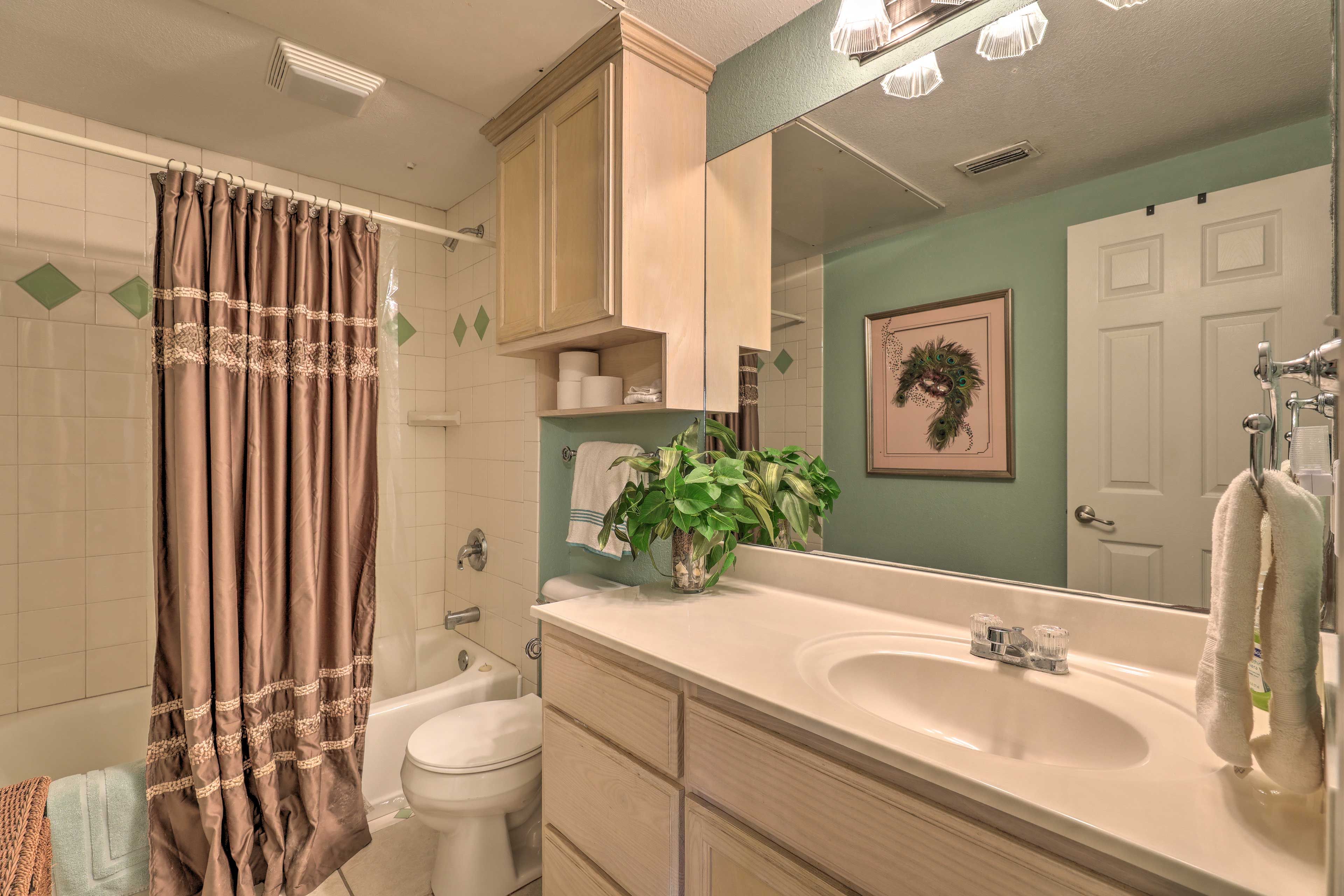 Full Bathroom | Towels Provided