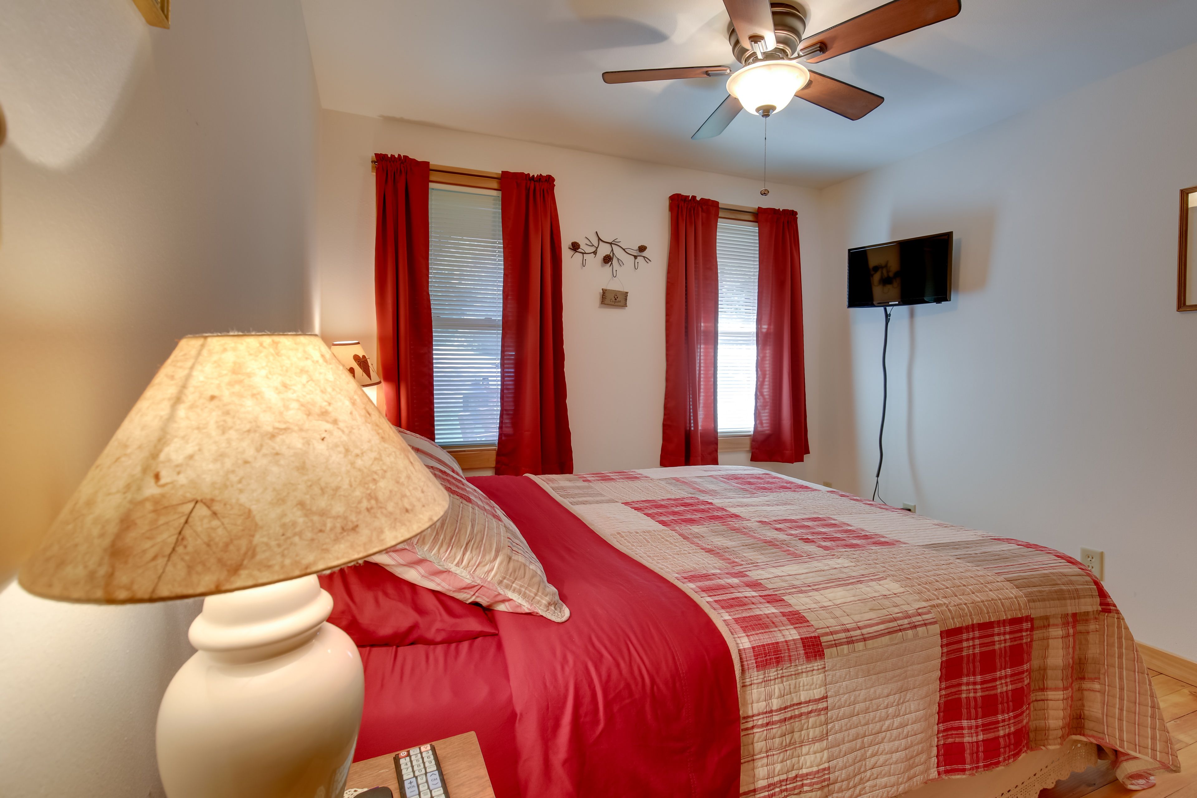 Bedroom 2 | Queen Bed