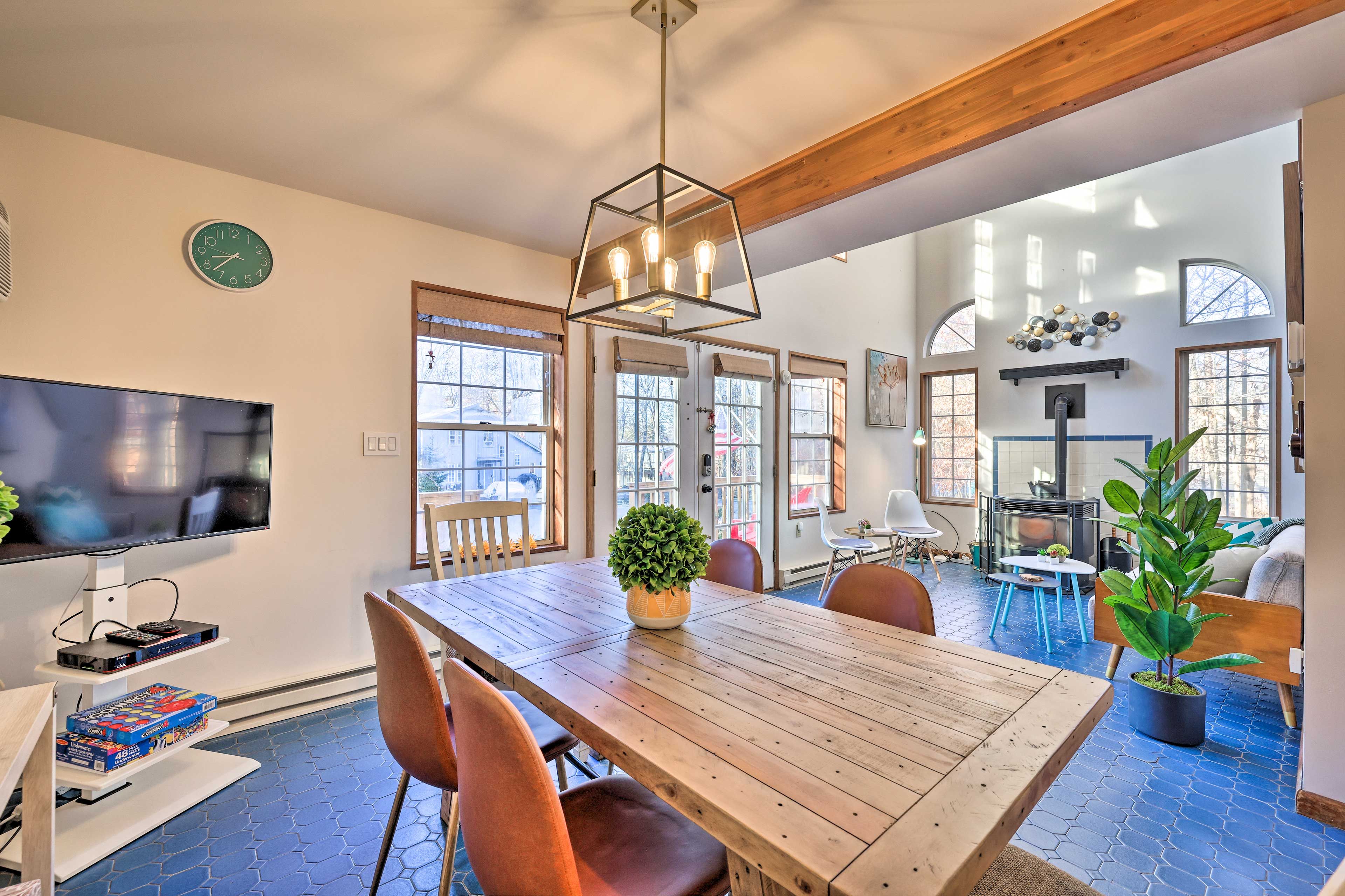 Dining Area | Dishware & Flatware Provided | Seating for 8