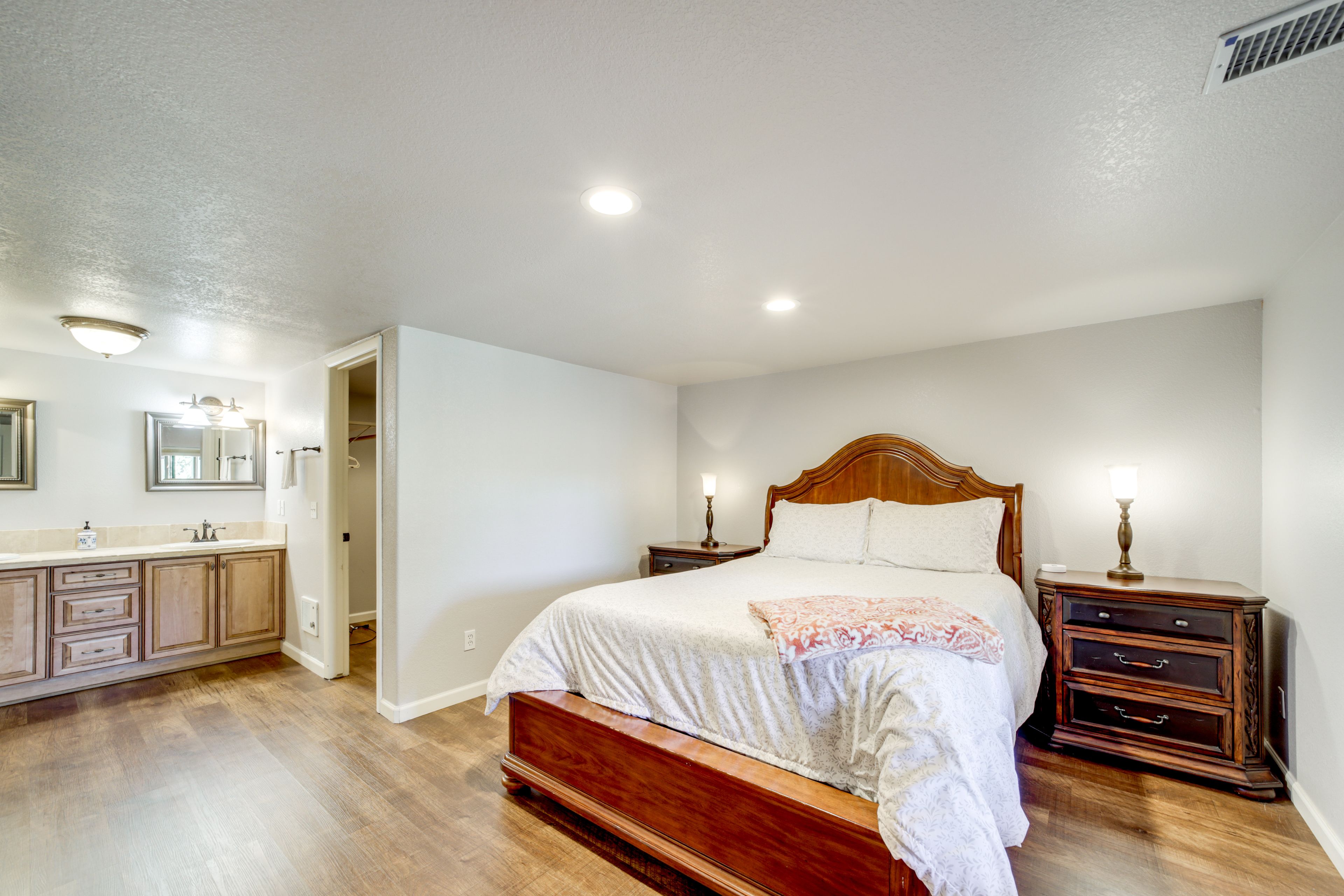 Bedroom 5 | Queen Bed