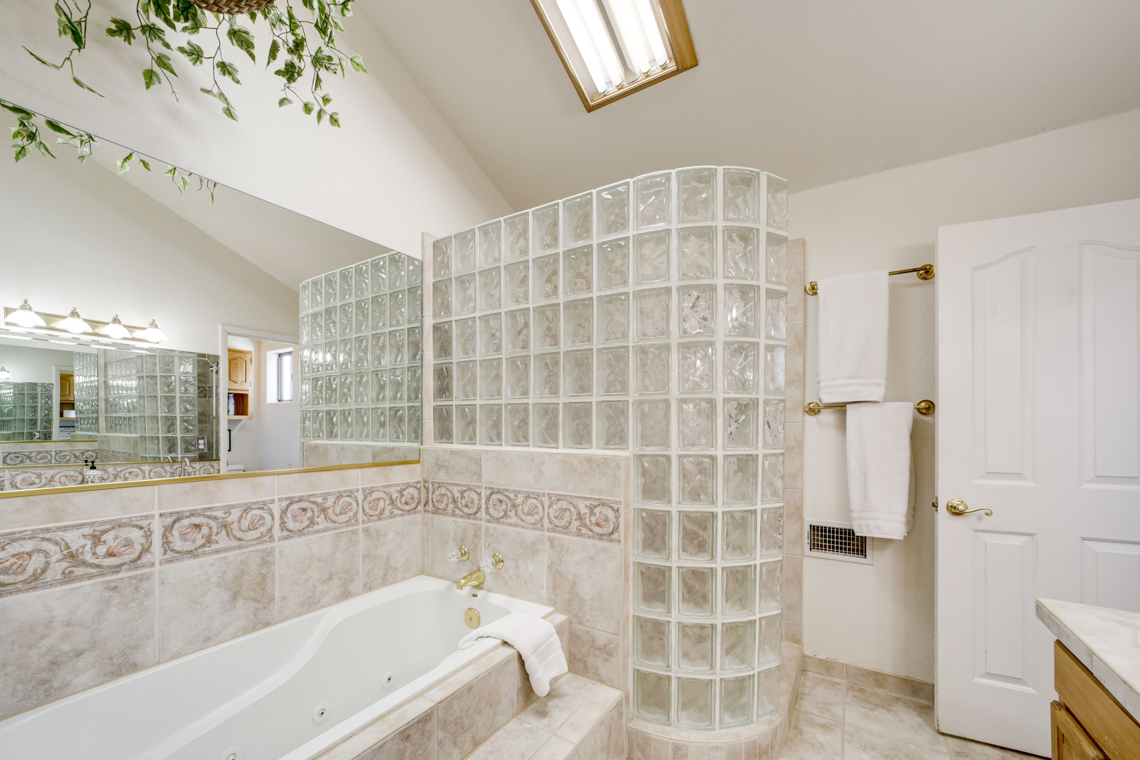 Full Bathroom | Complimentary Toiletries