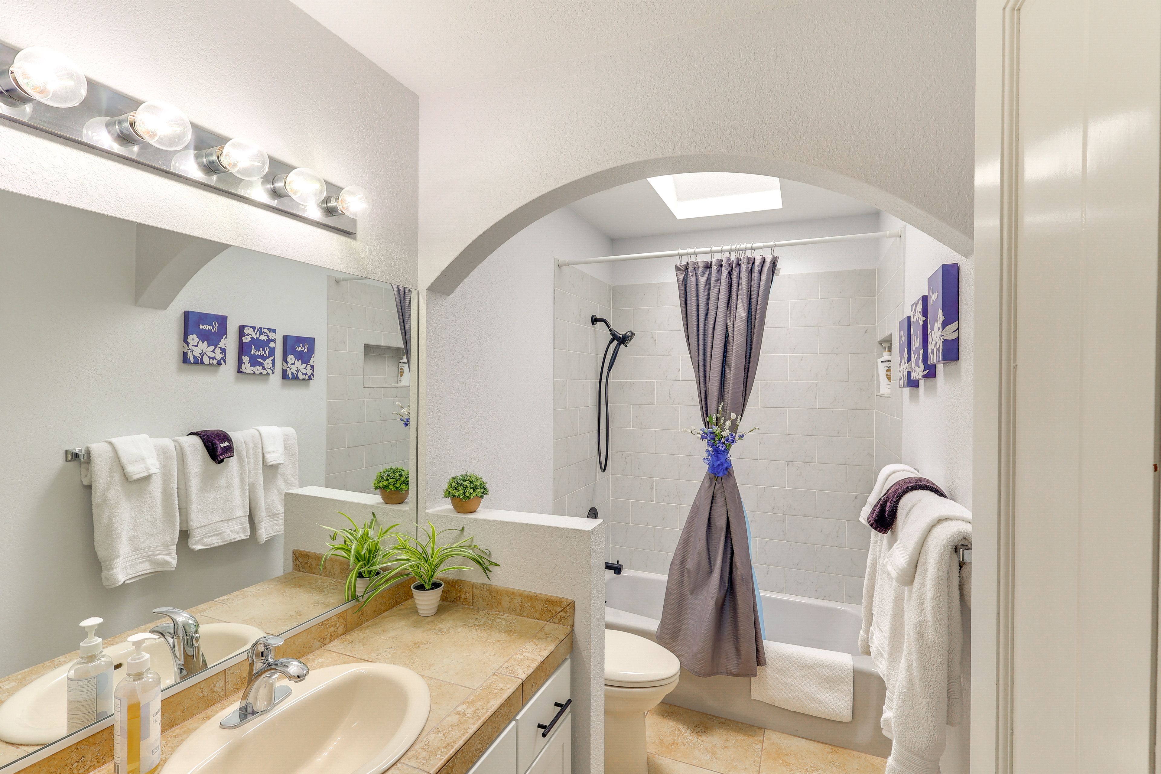 Full Bathroom | Shower/Tub Combo