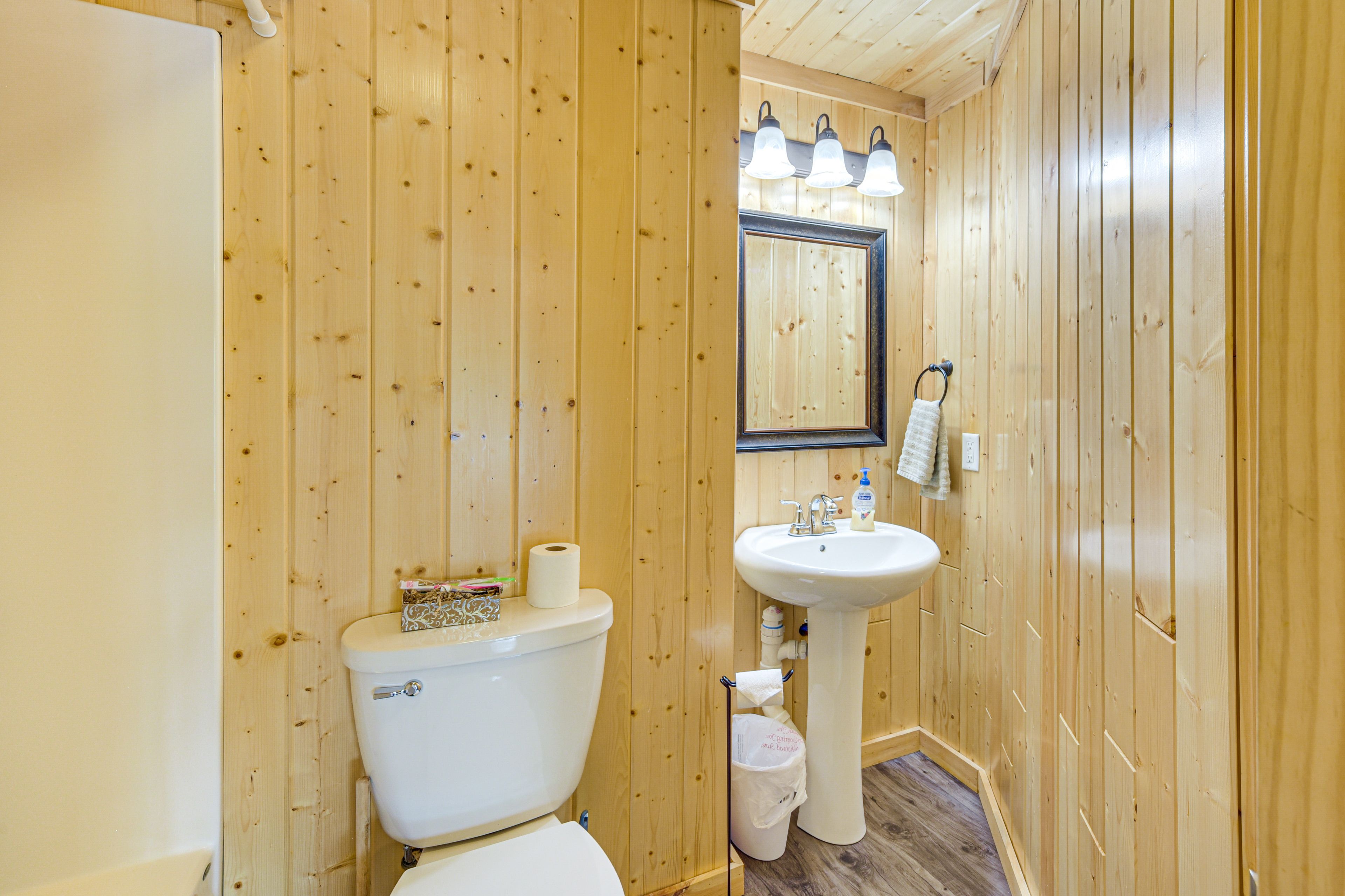Full Bathroom | Complimentary Toiletries