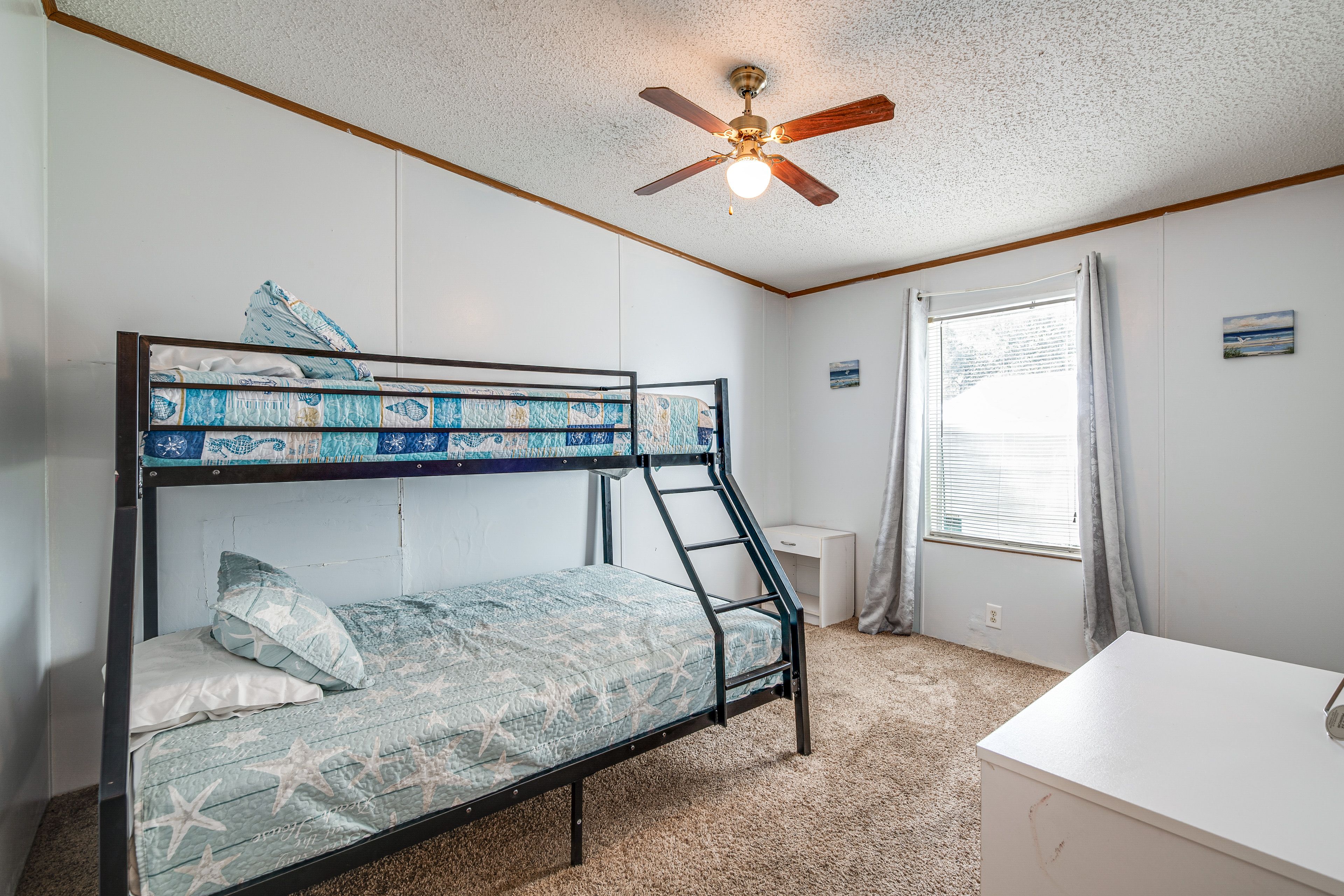 Bedroom 2 | Twin/Full Bunk Bed