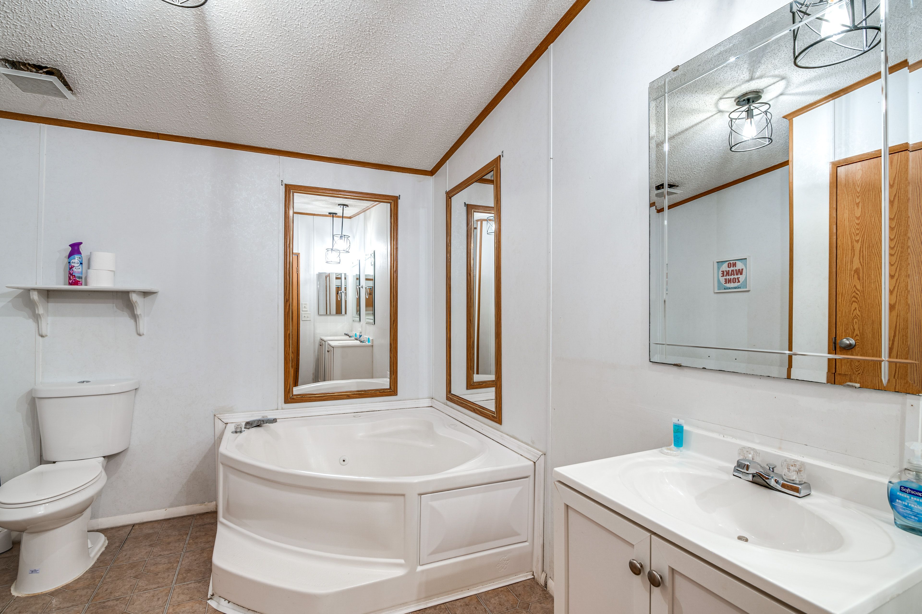 Full Bathroom | Garden Tub (Jets are Non Operational)
