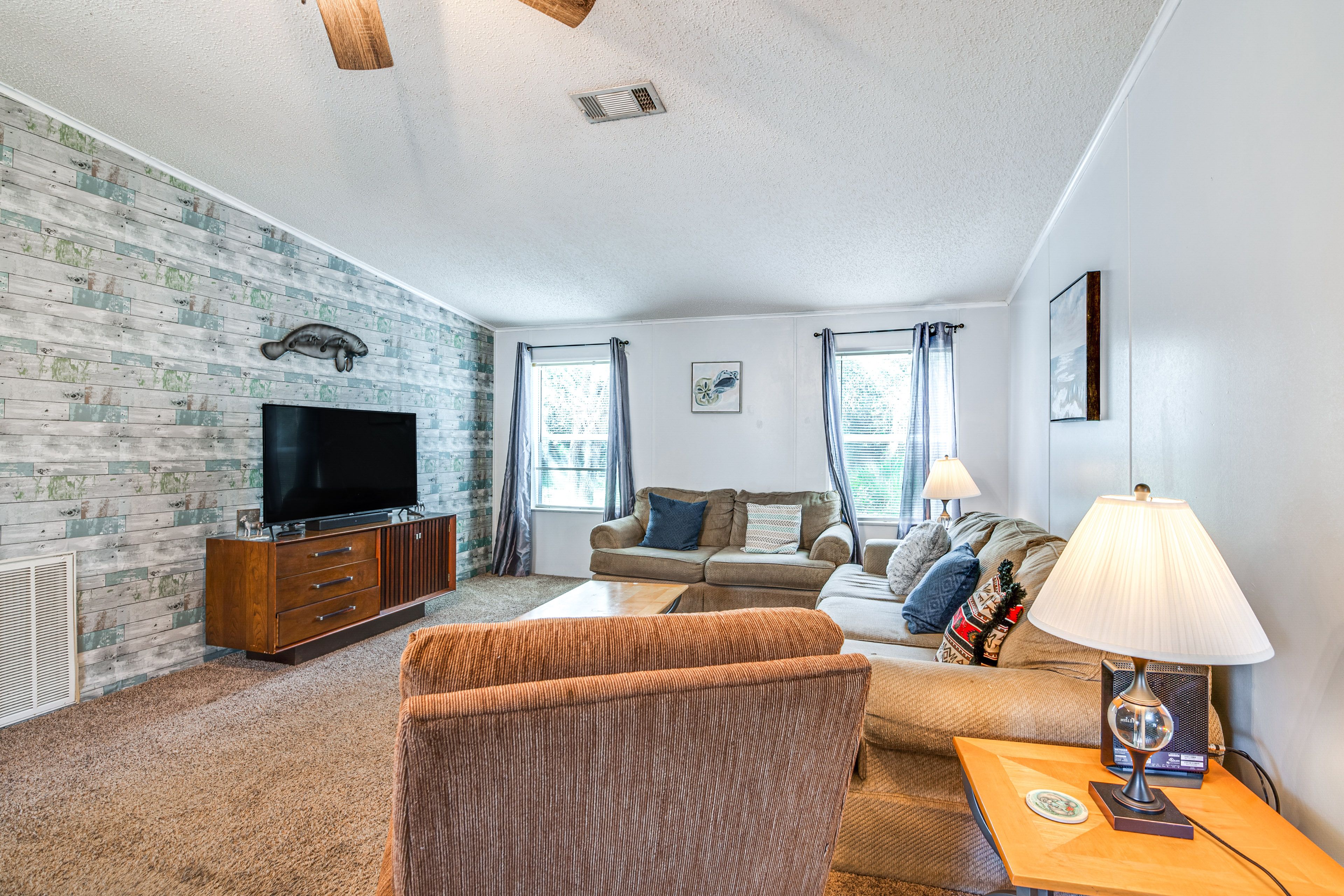 Living Room | Central A/C | Smart TV