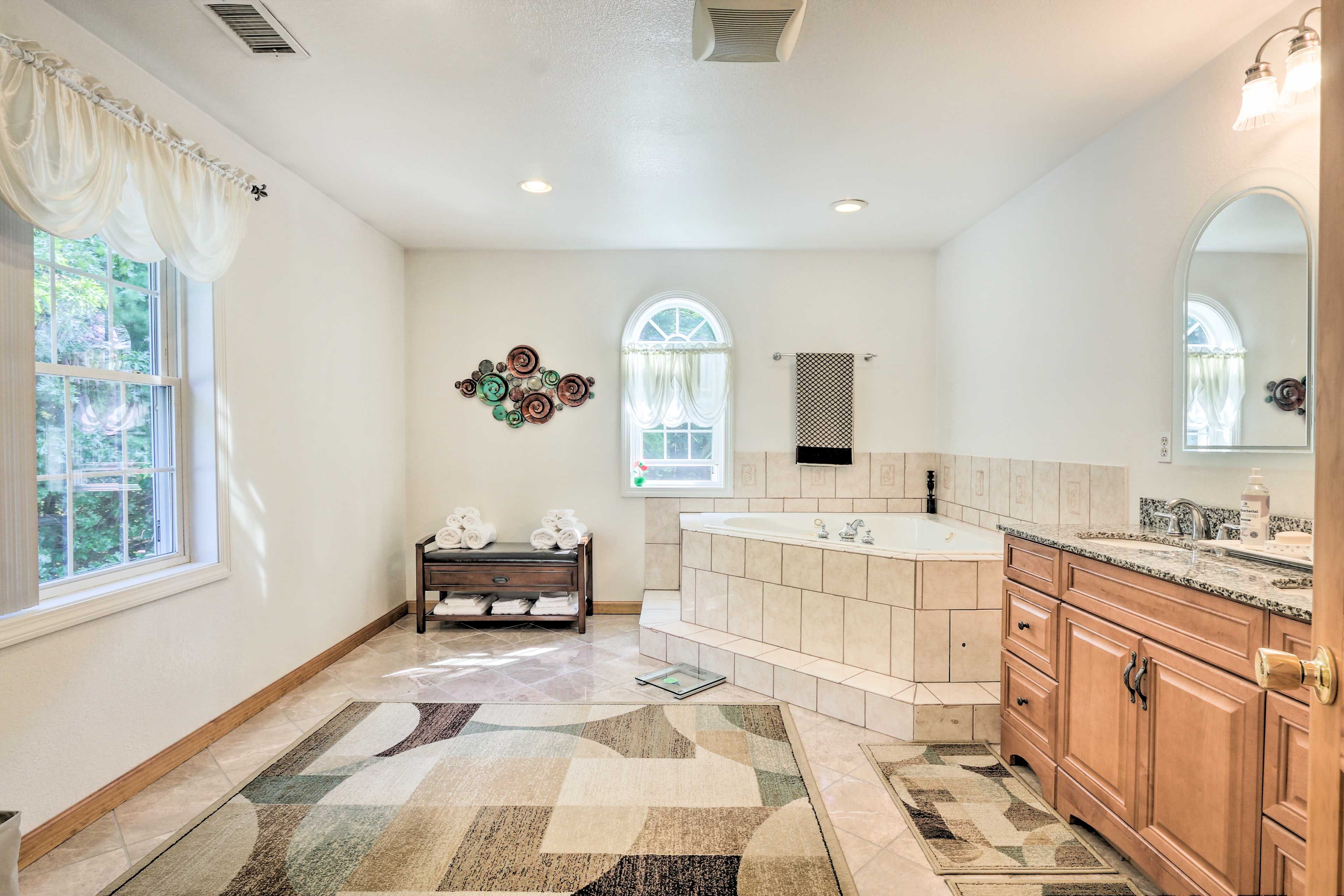 Full Bathroom | Jetted Tub | Complimentary Toiletries | Towels Provide