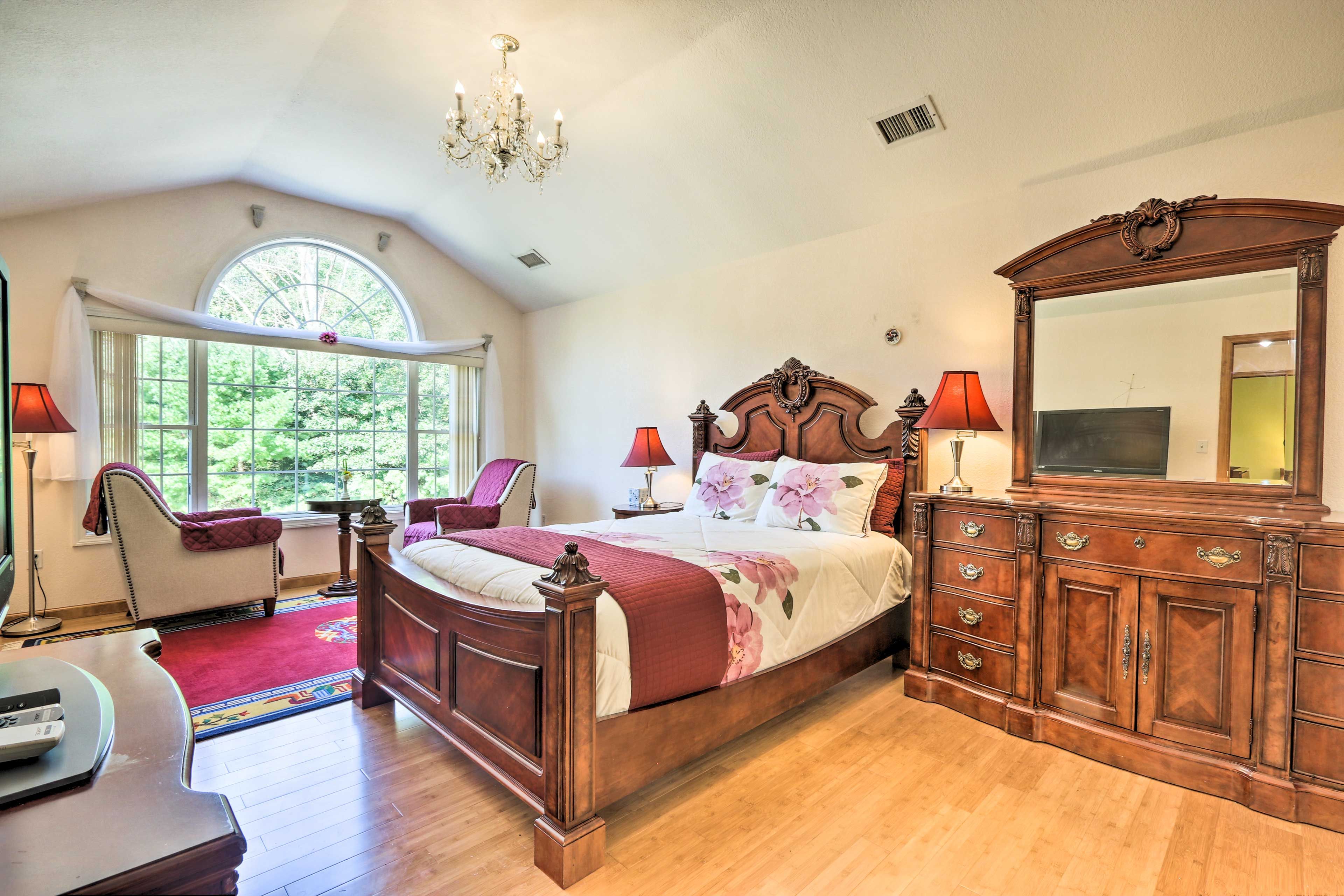 Bedroom 1 | Queen Bed | En-Suite | 2nd Floor | Stairs Required to Access