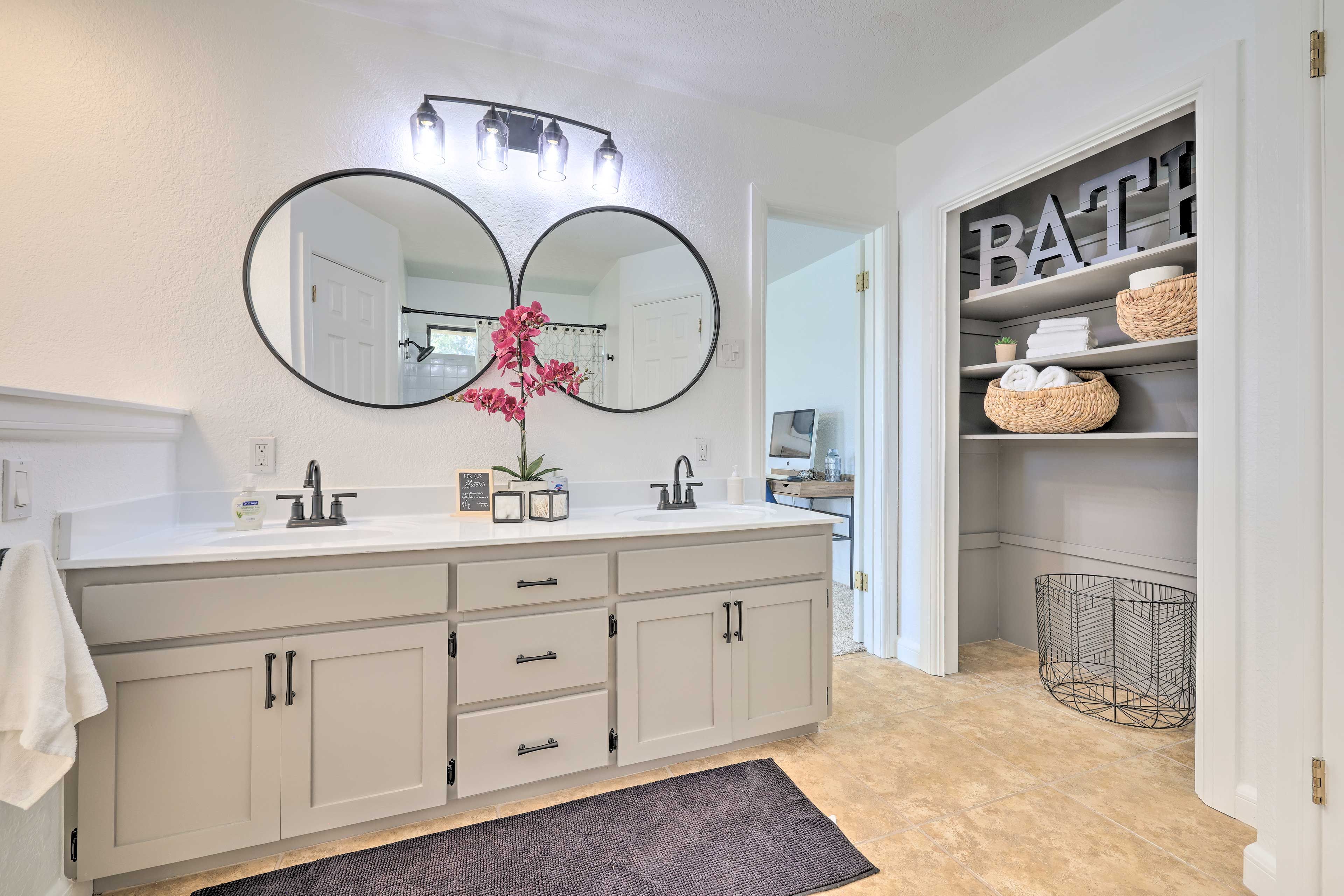 Full Bathroom | Towels Provided