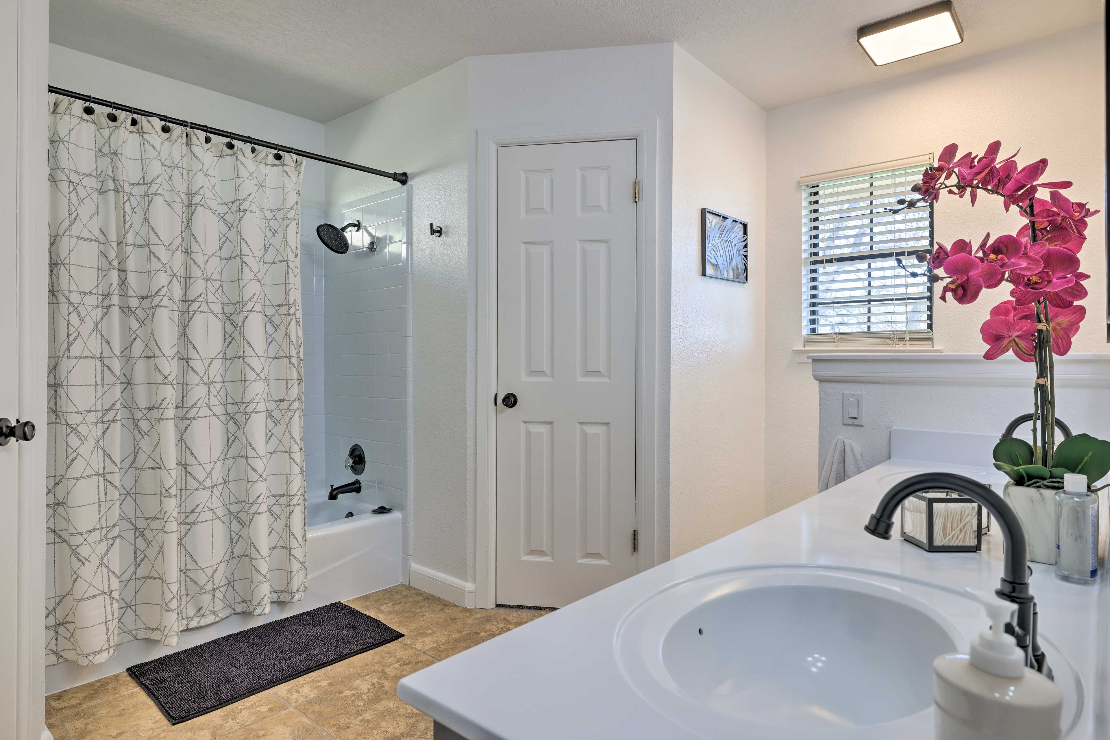 Full Bathroom | Shower/Tub Combo