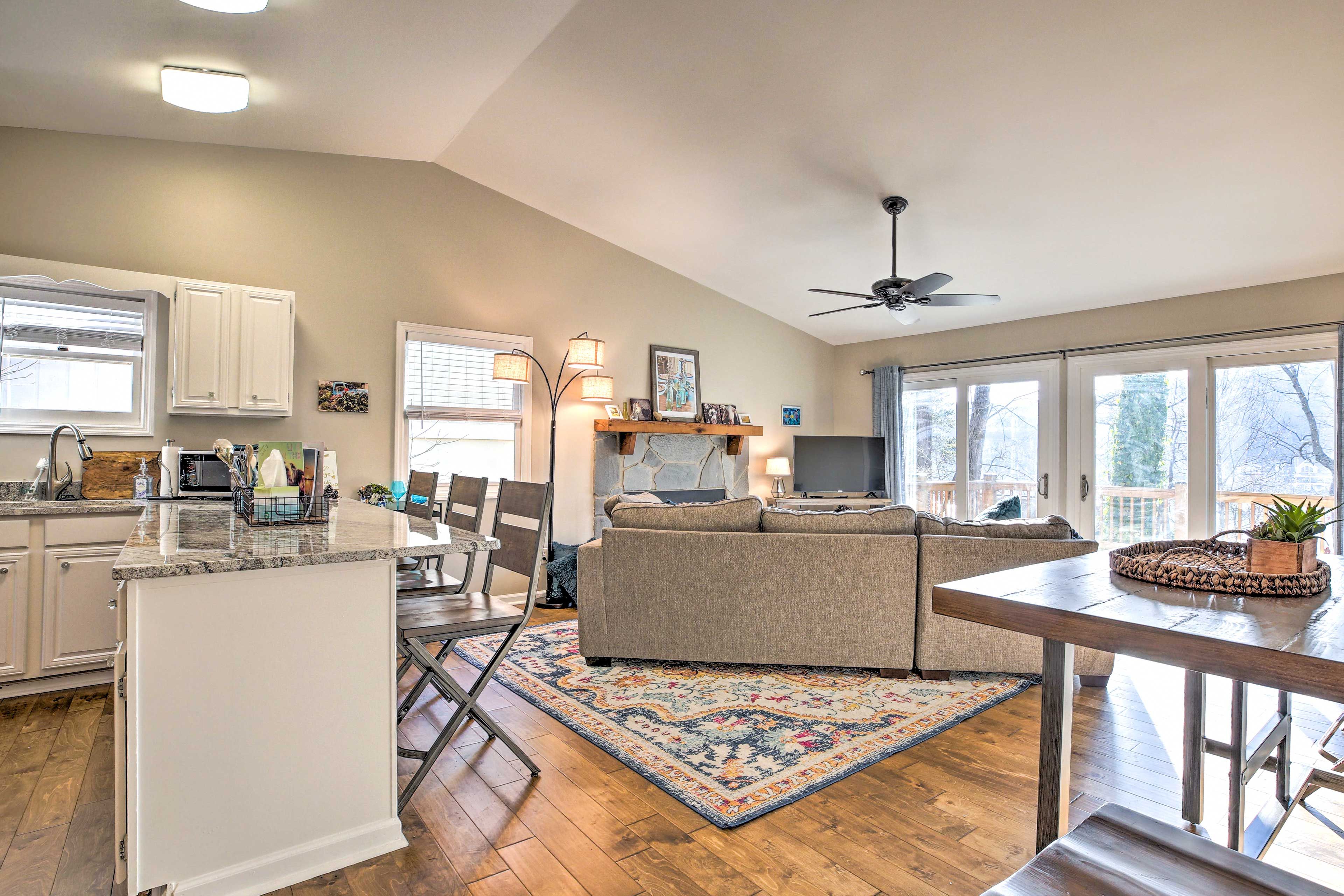 Waleska Vacation Rental | 2BR | 2BA | 1,000 Sq Ft | Stairs Required