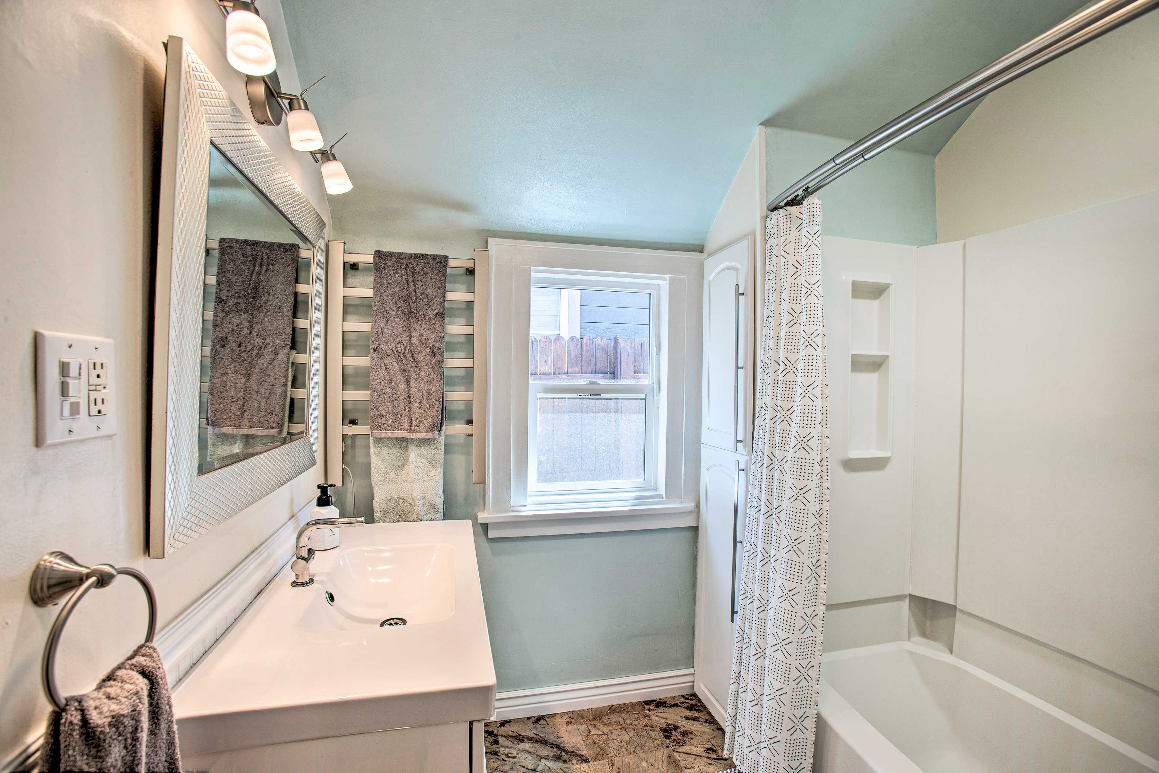 Full Bathroom | Complimentary Toiletries