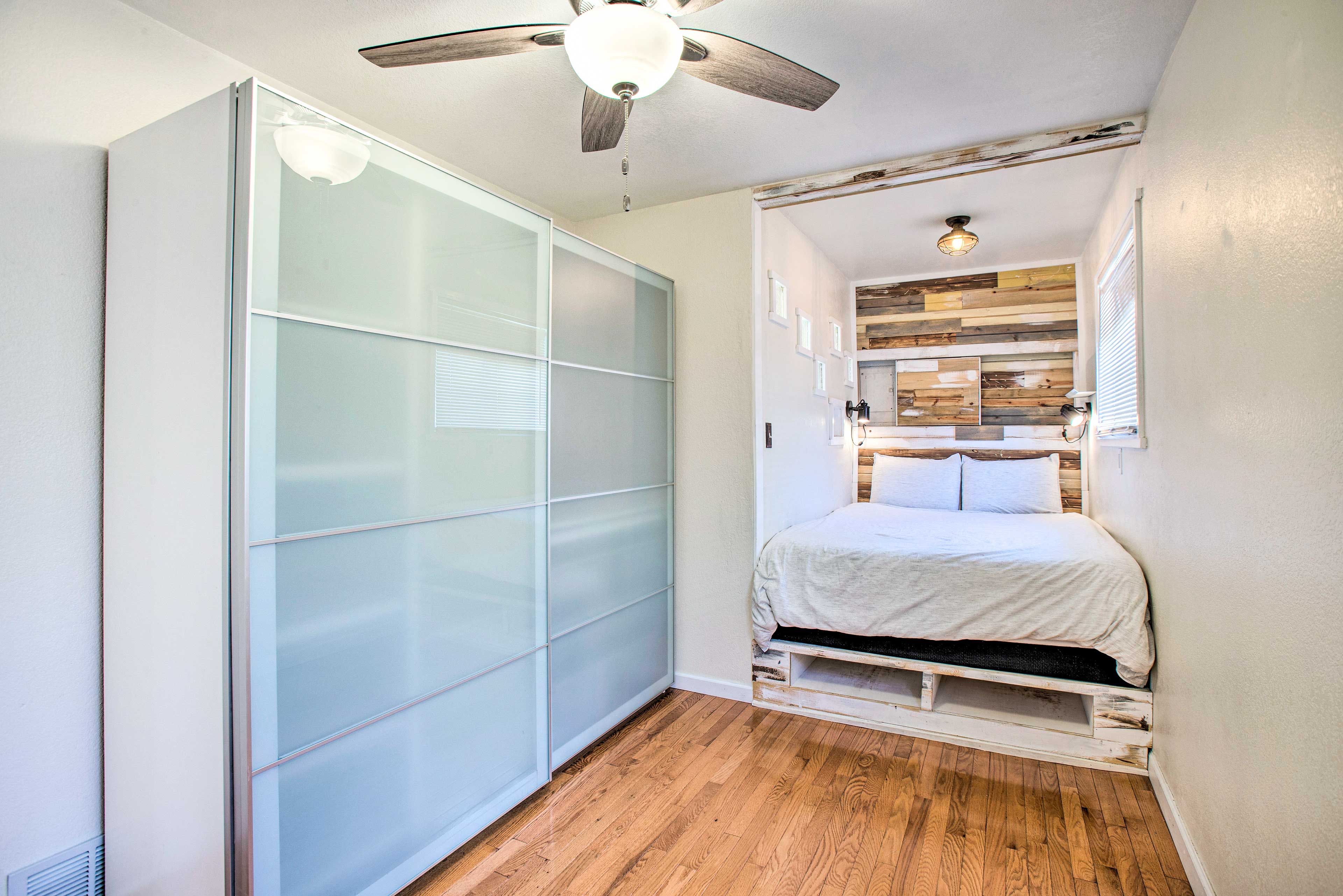Bedroom 1 | Queen Bed | Single-Story Interior