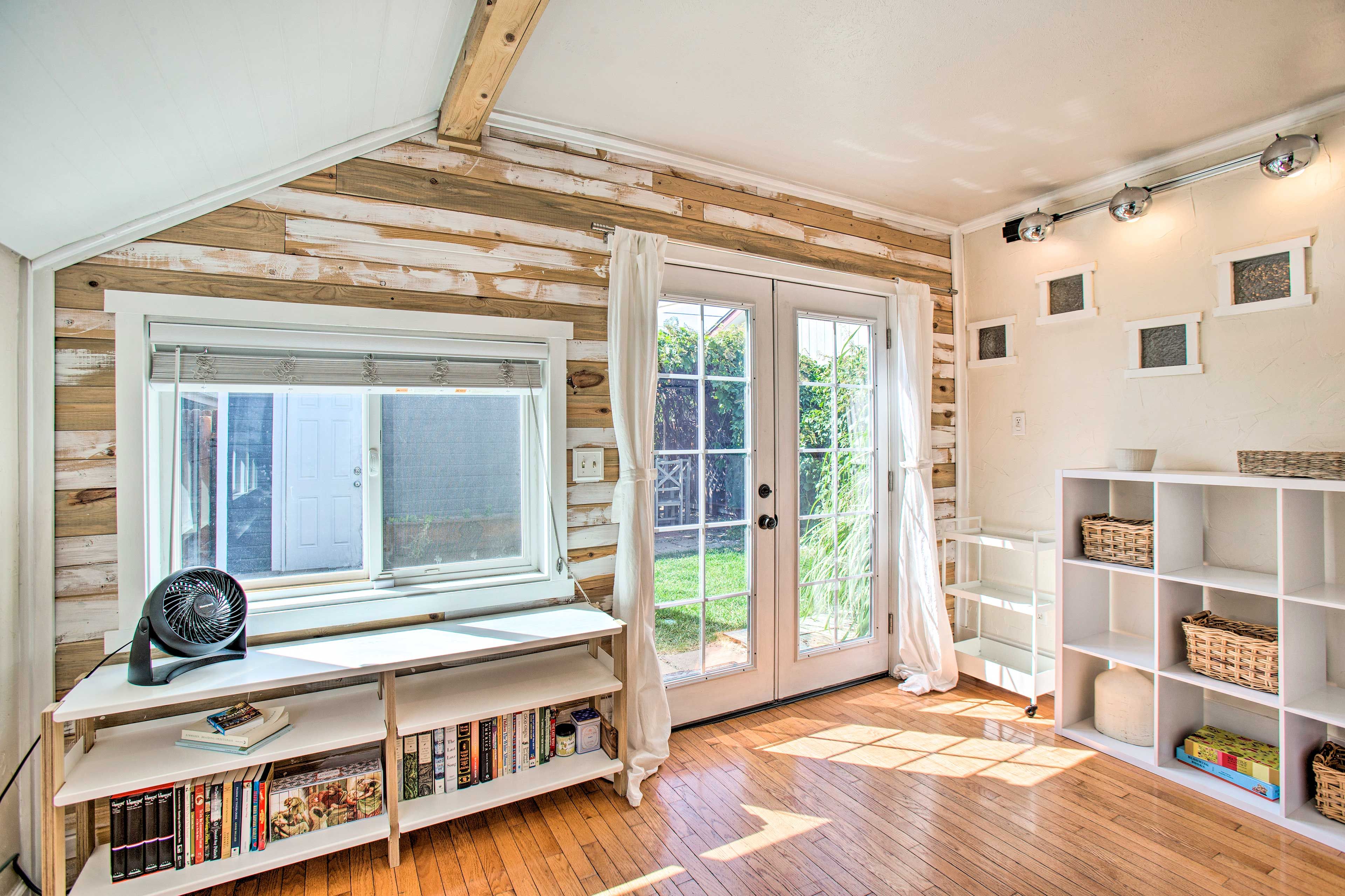 Living Room | 0.4 Mi to Lakeside Amusement Park
