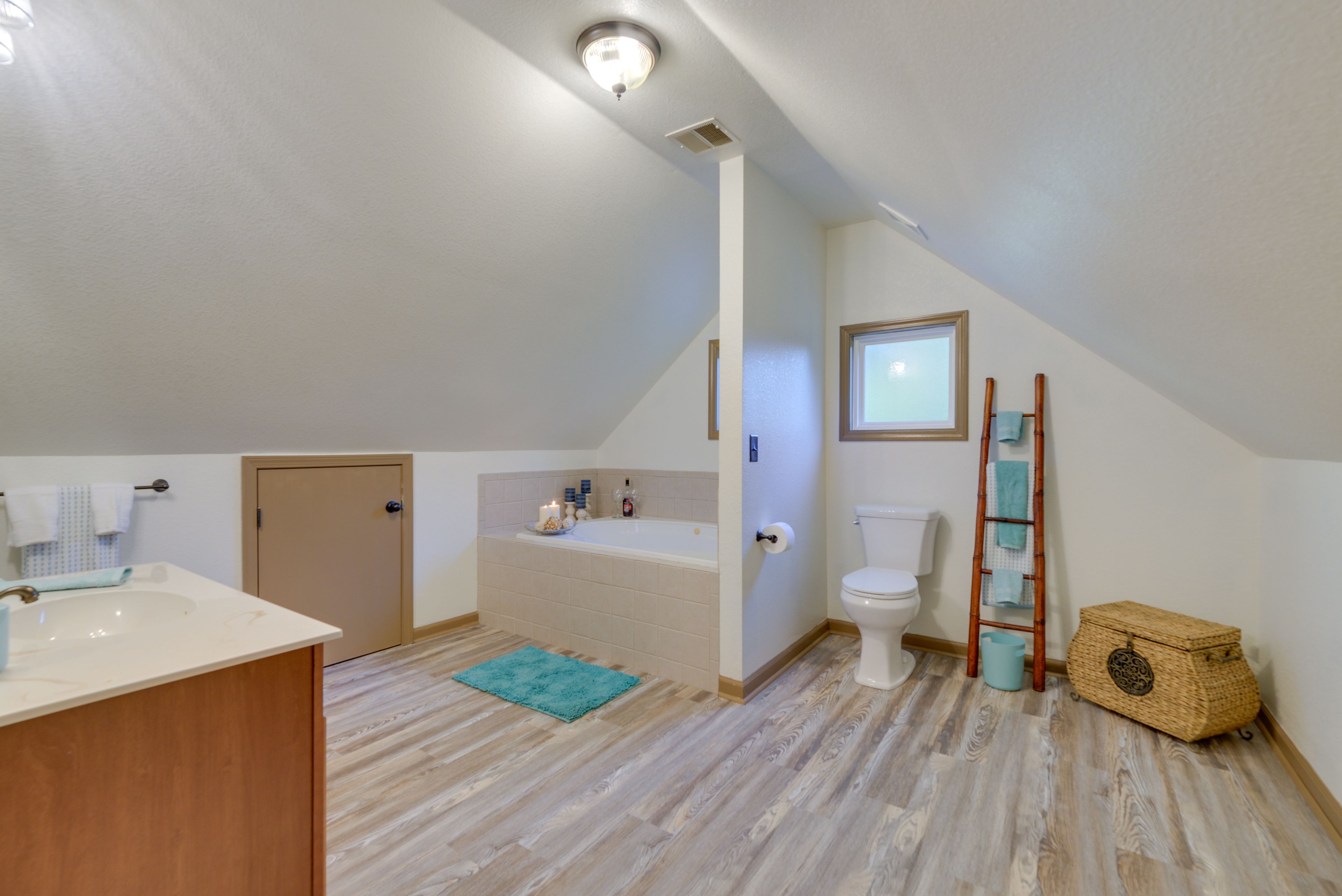 Bathroom 2 | 2nd Floor | Steps Required | Complimentary Toiletries