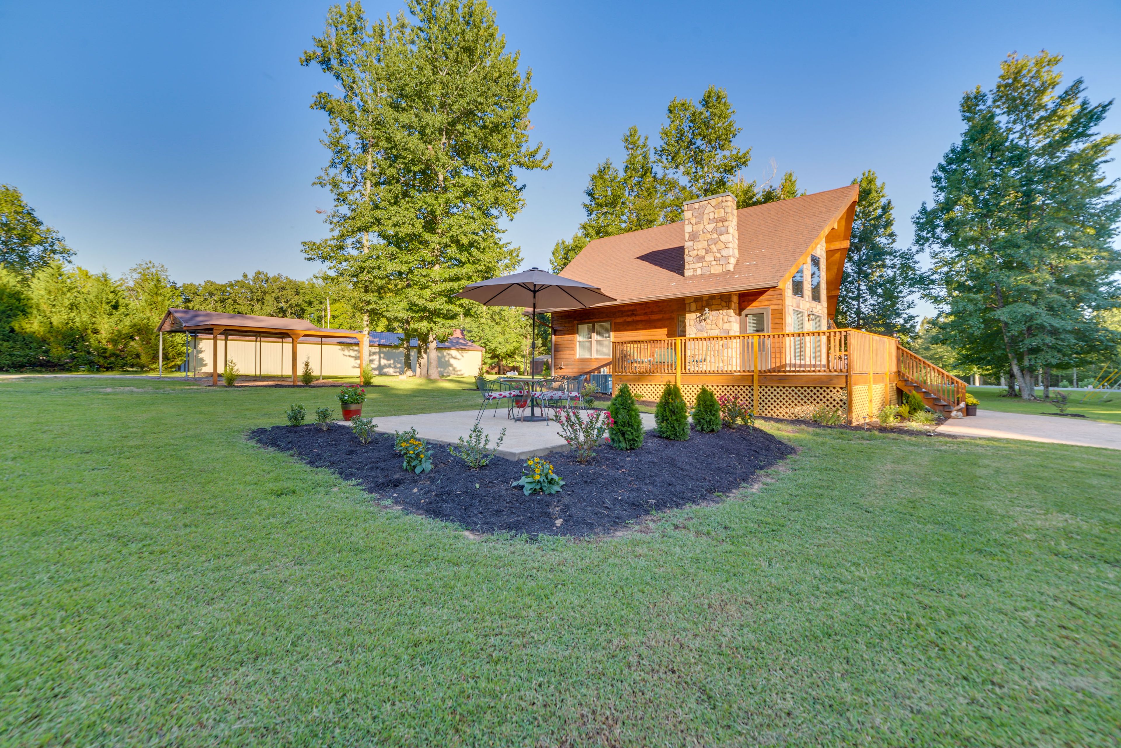 Outdoor Dining Area | Private Patio