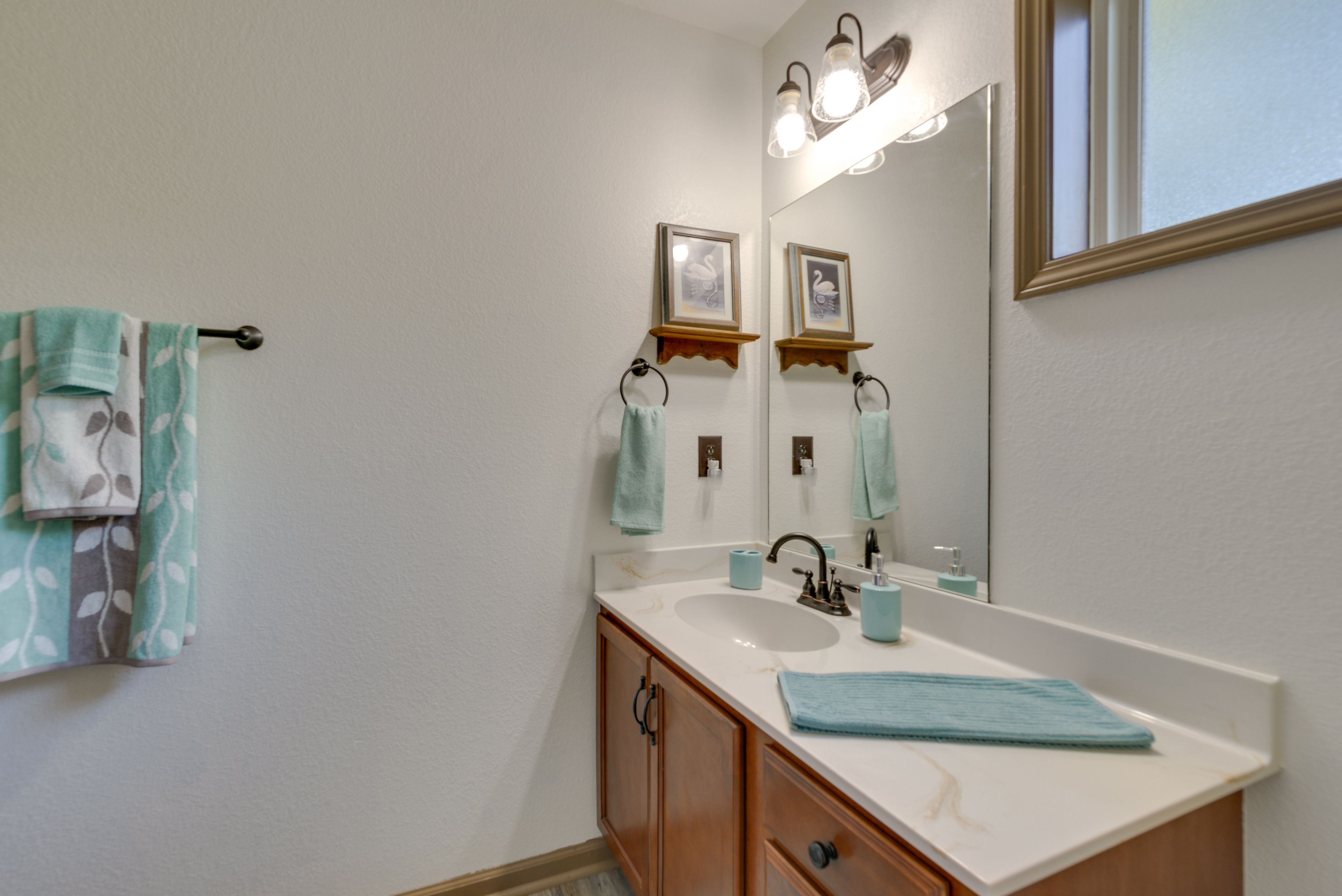 Bathroom 1 | 1st Floor | Complimentary Toiletries | Shower/Tub Combo