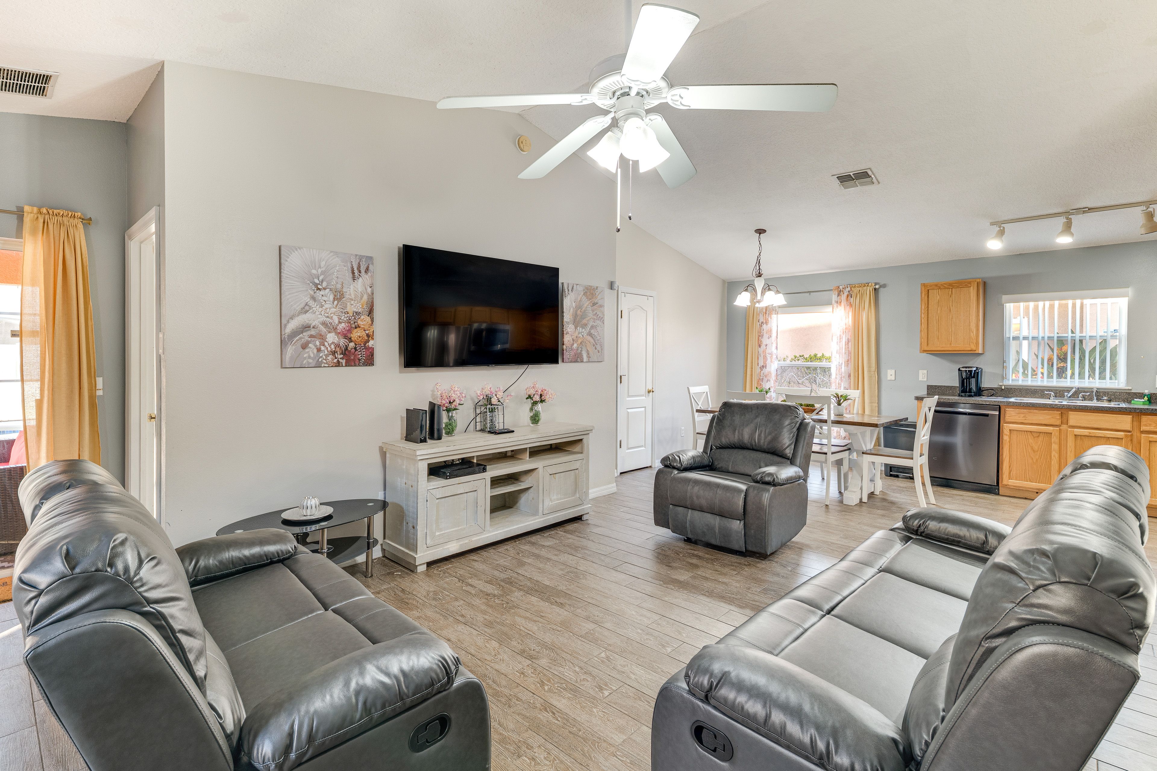 Living Room | Free WiFi | Central A/C & Heat