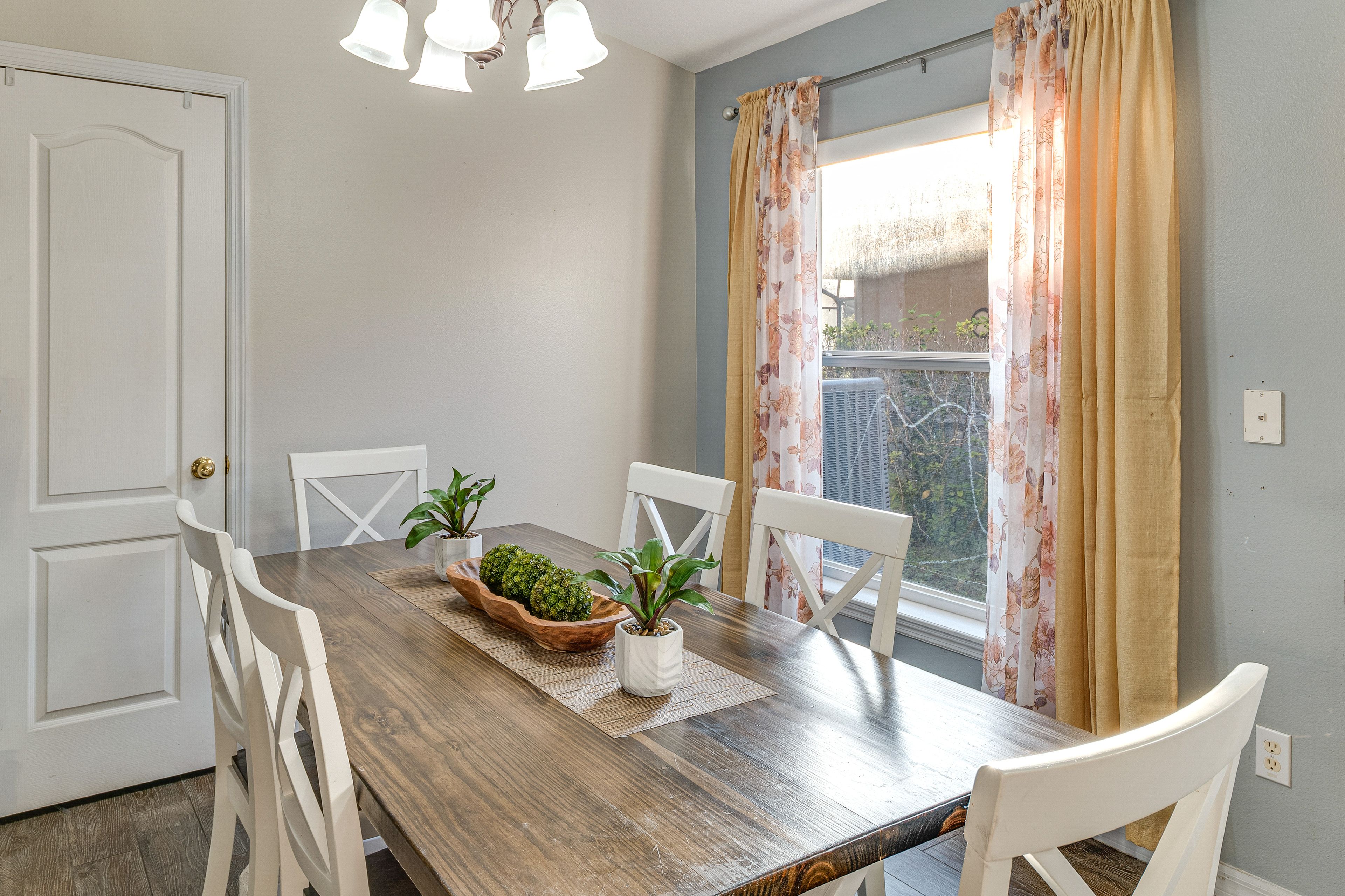 Dining Table | Dishware & Flatware