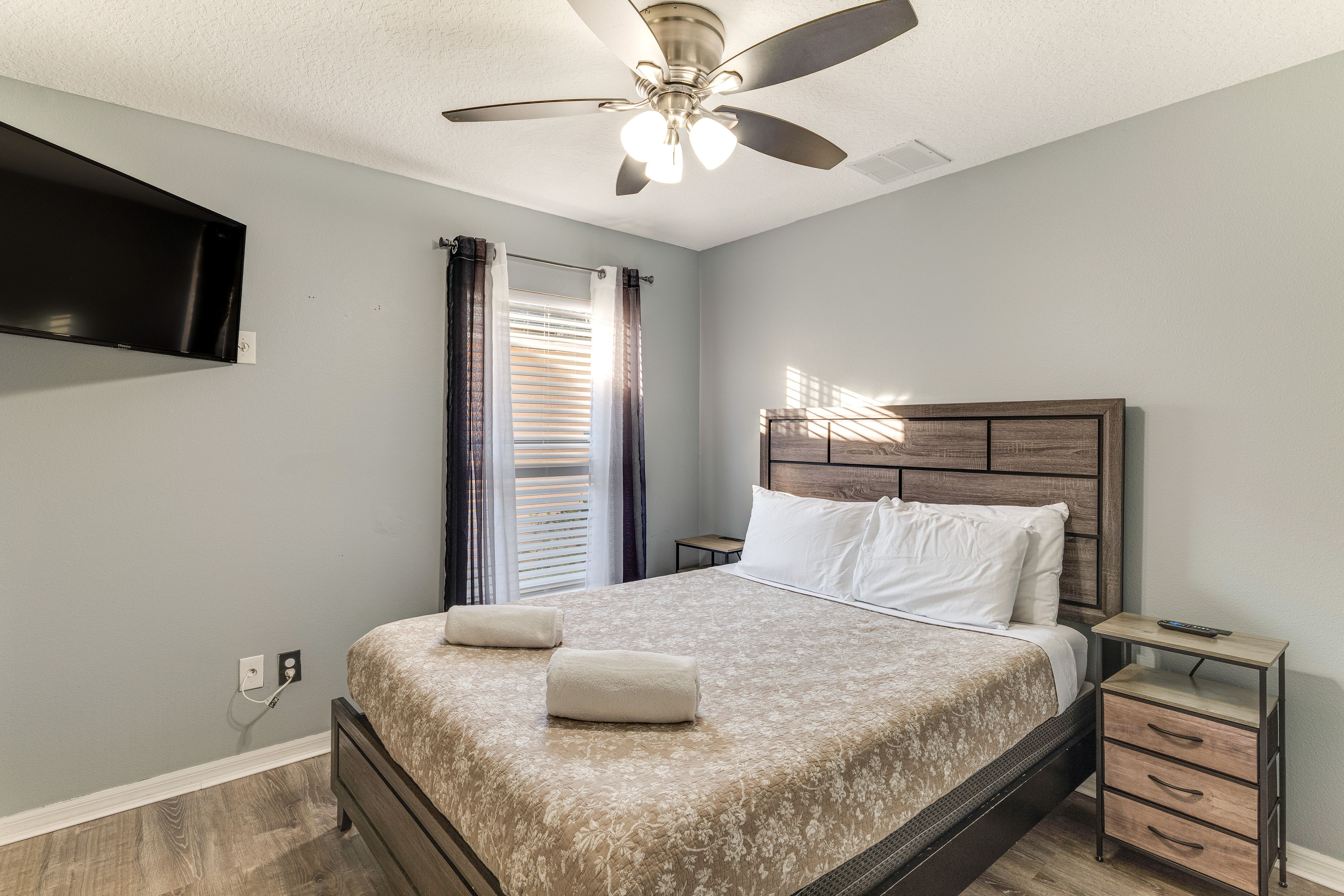 Bedroom 3 | Queen Bed