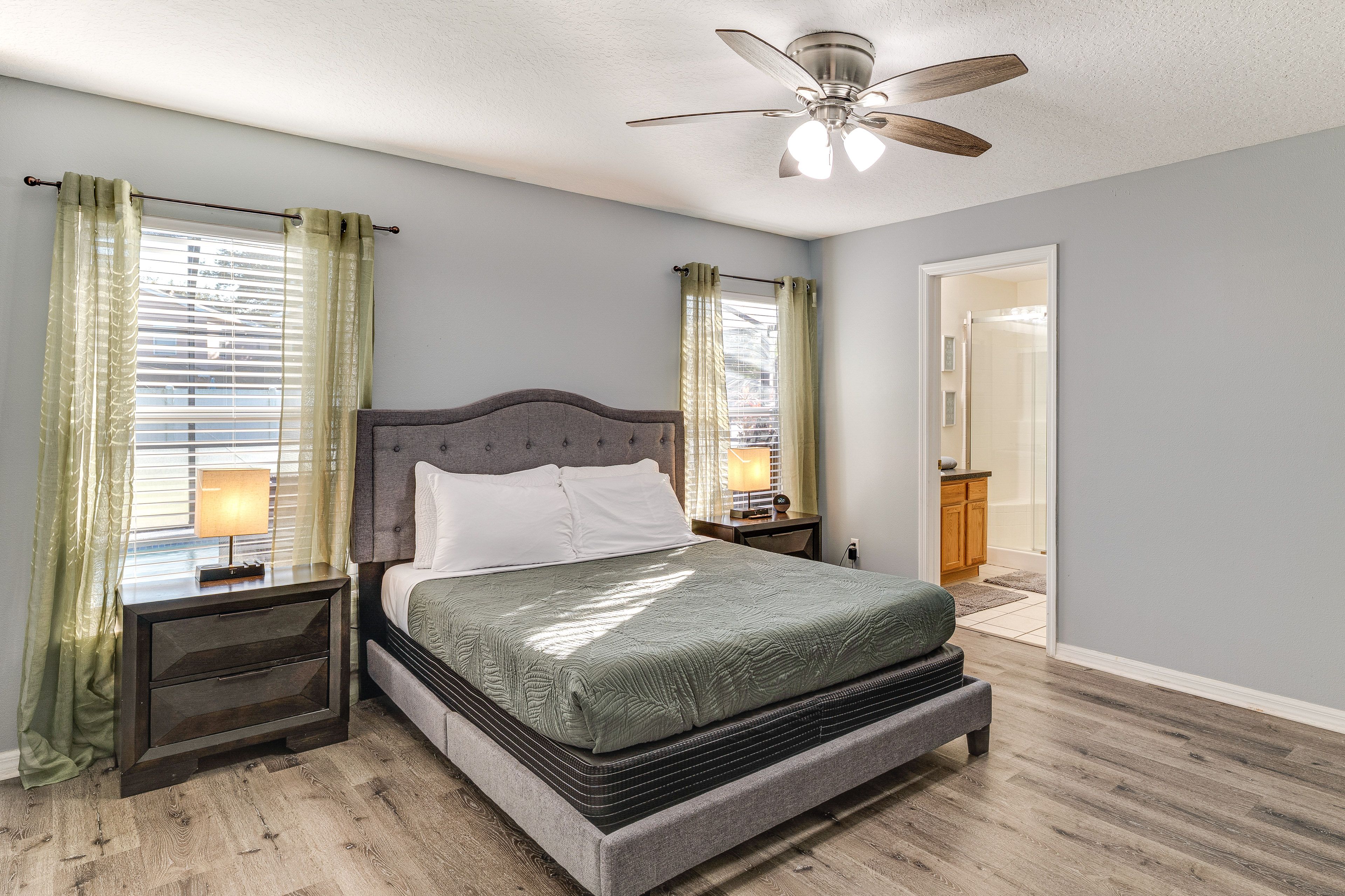 Bedroom 1 | Queen Bed