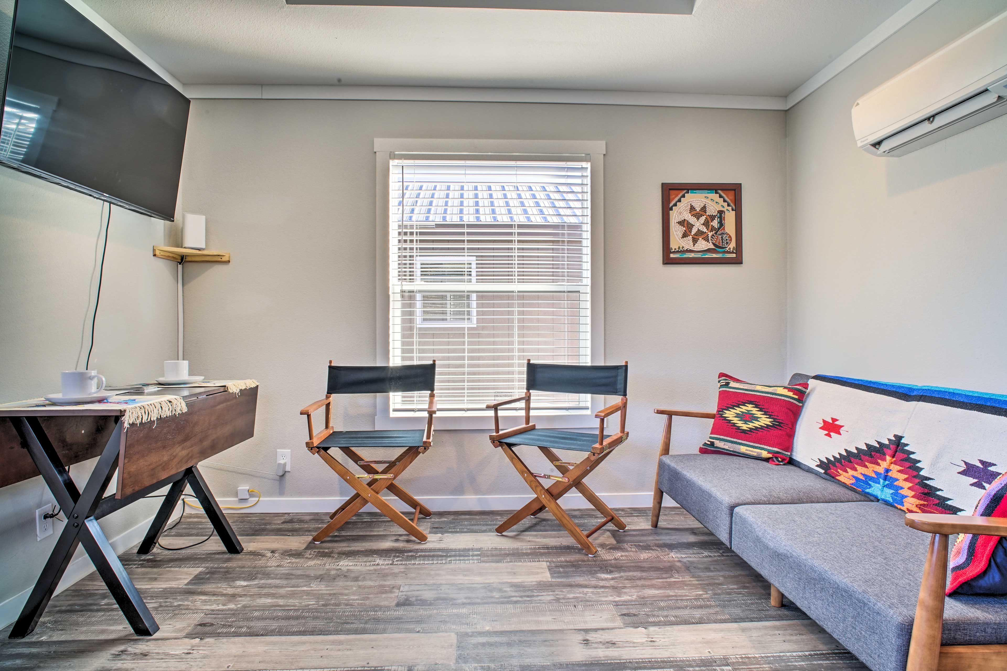 Living Room | Futon | 450 Sq Ft