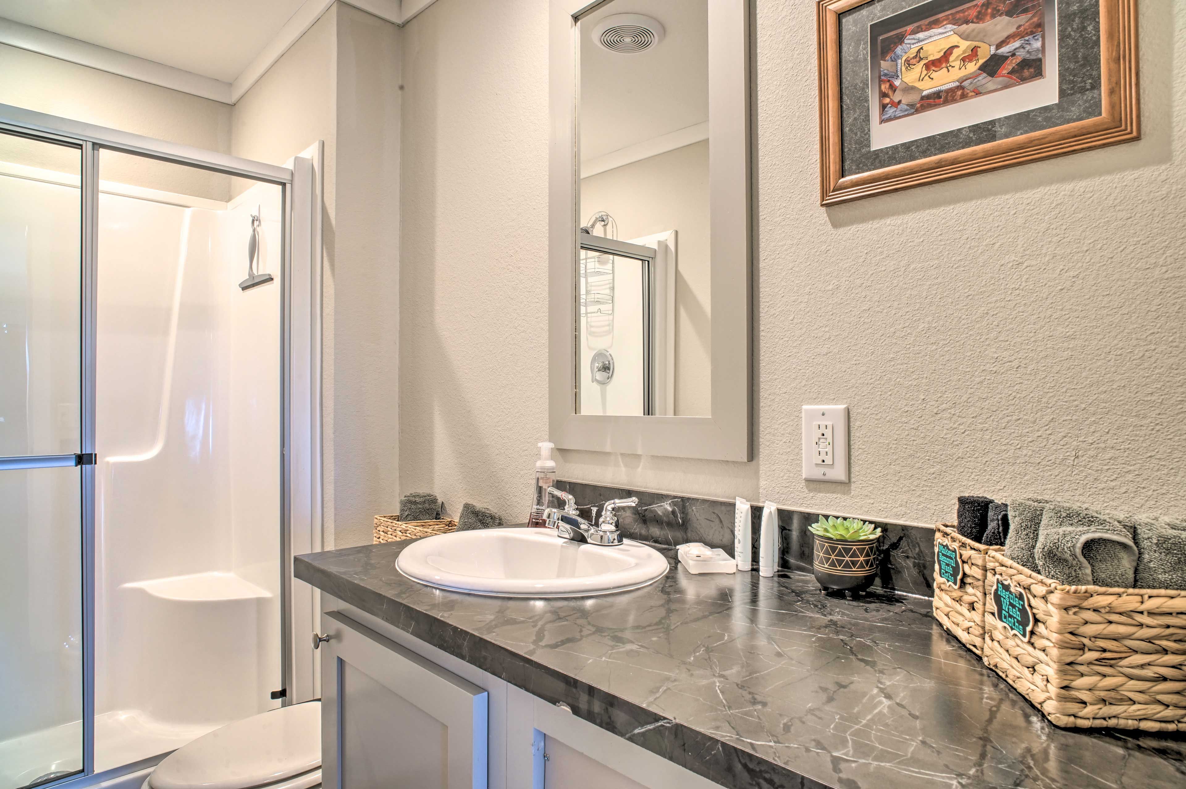 Full Bathroom | Linens & Towels | Complimentary Toiletries