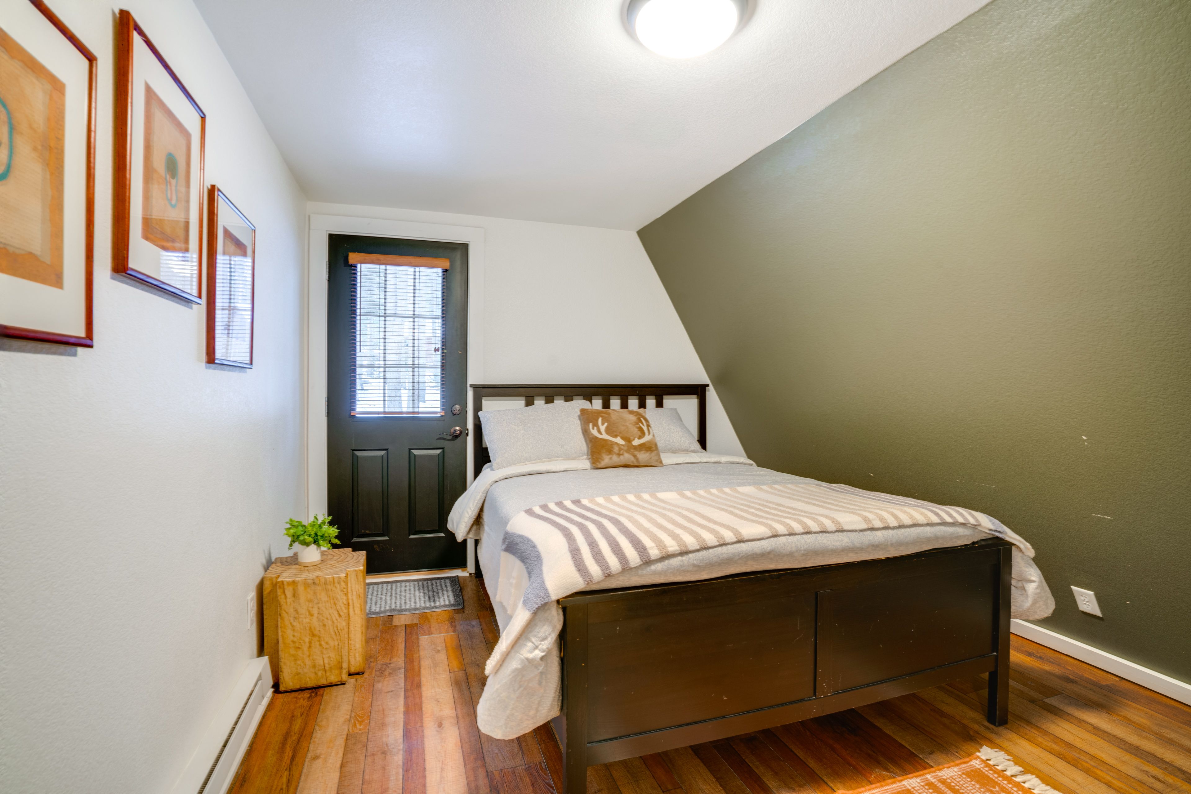 Bedroom 2 | Queen Bed