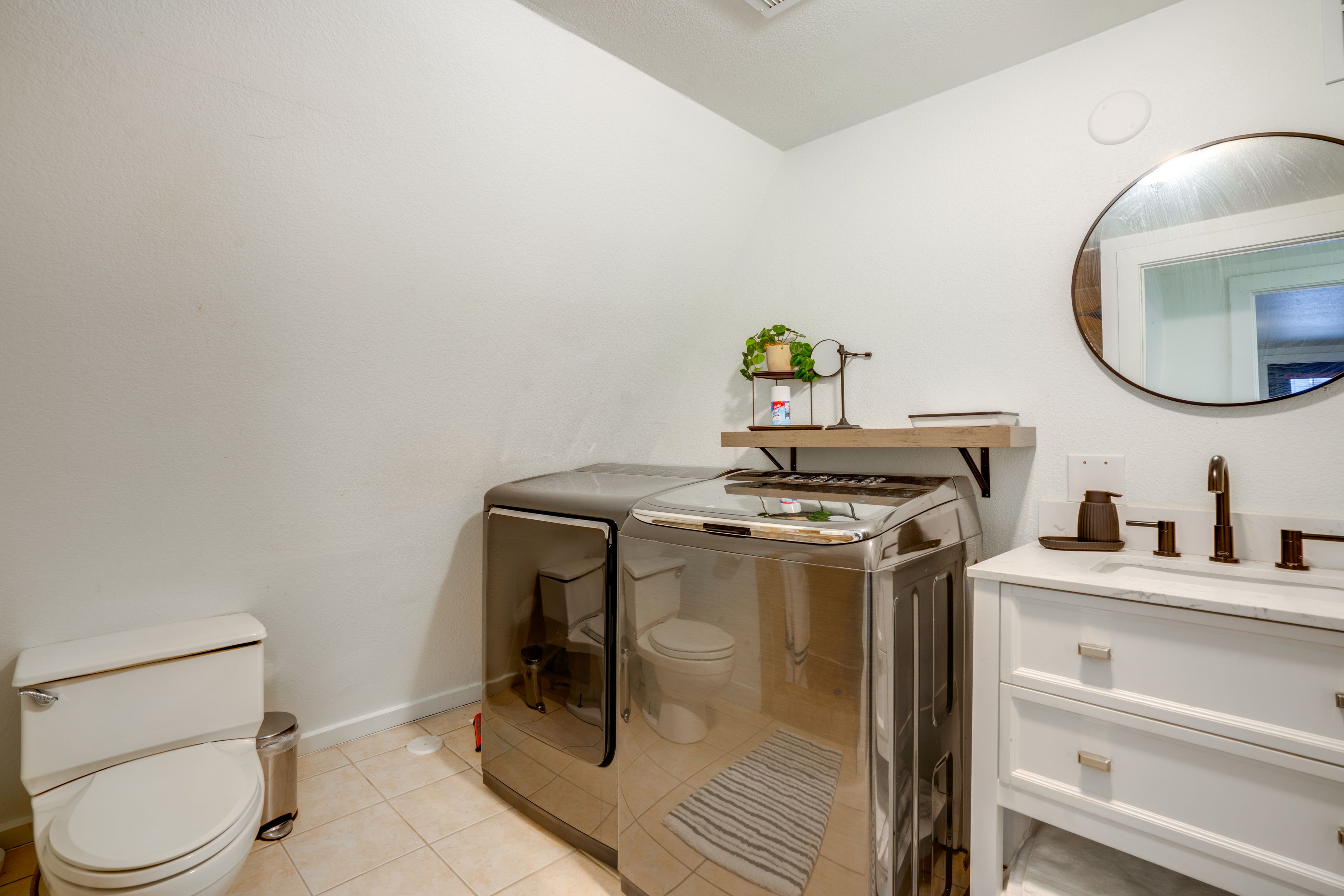 Full Bathroom | Complimentary Toiletries | In-Home Laundry