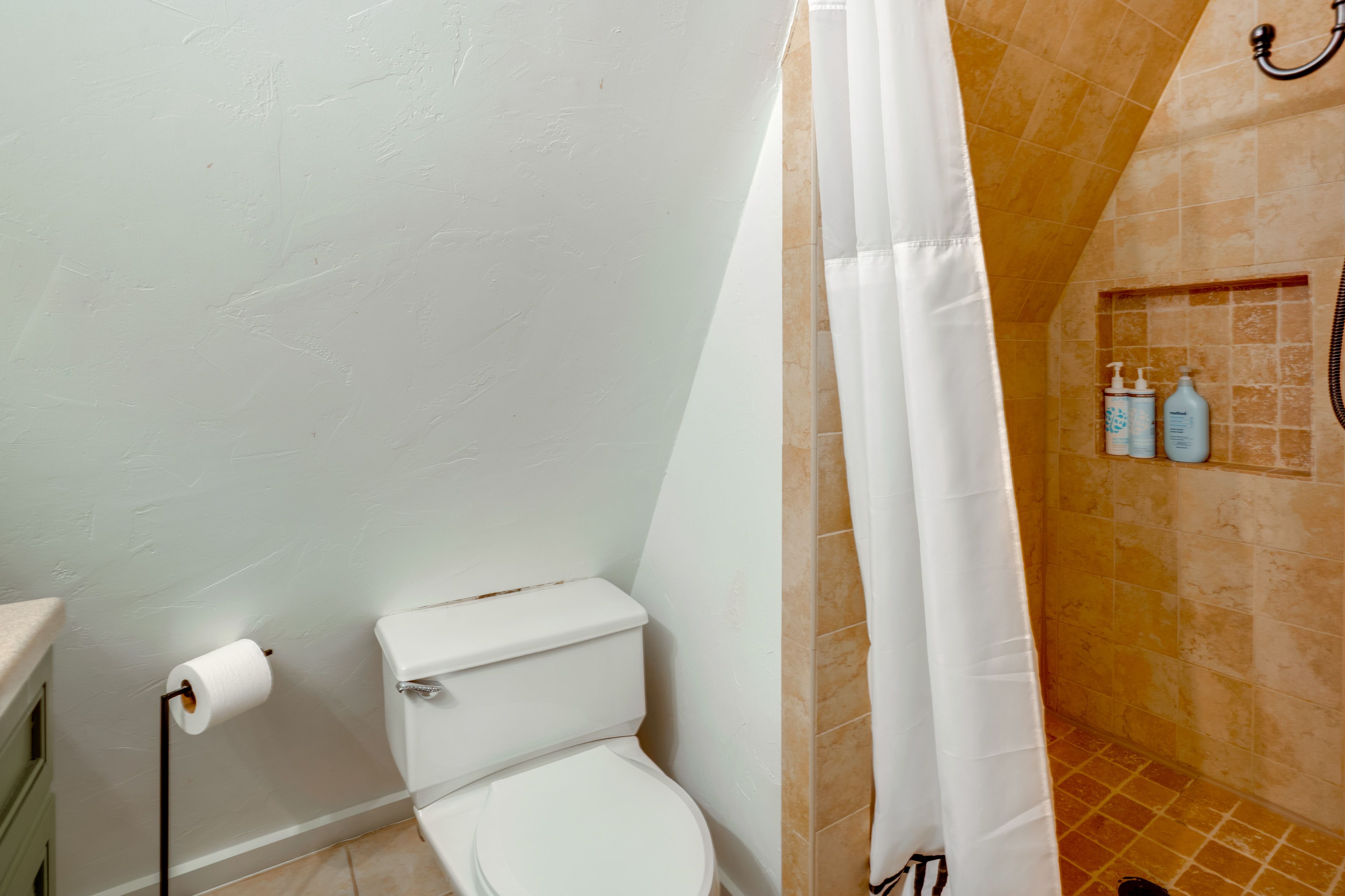 Full Bathroom | Towels Provided | 2nd Floor