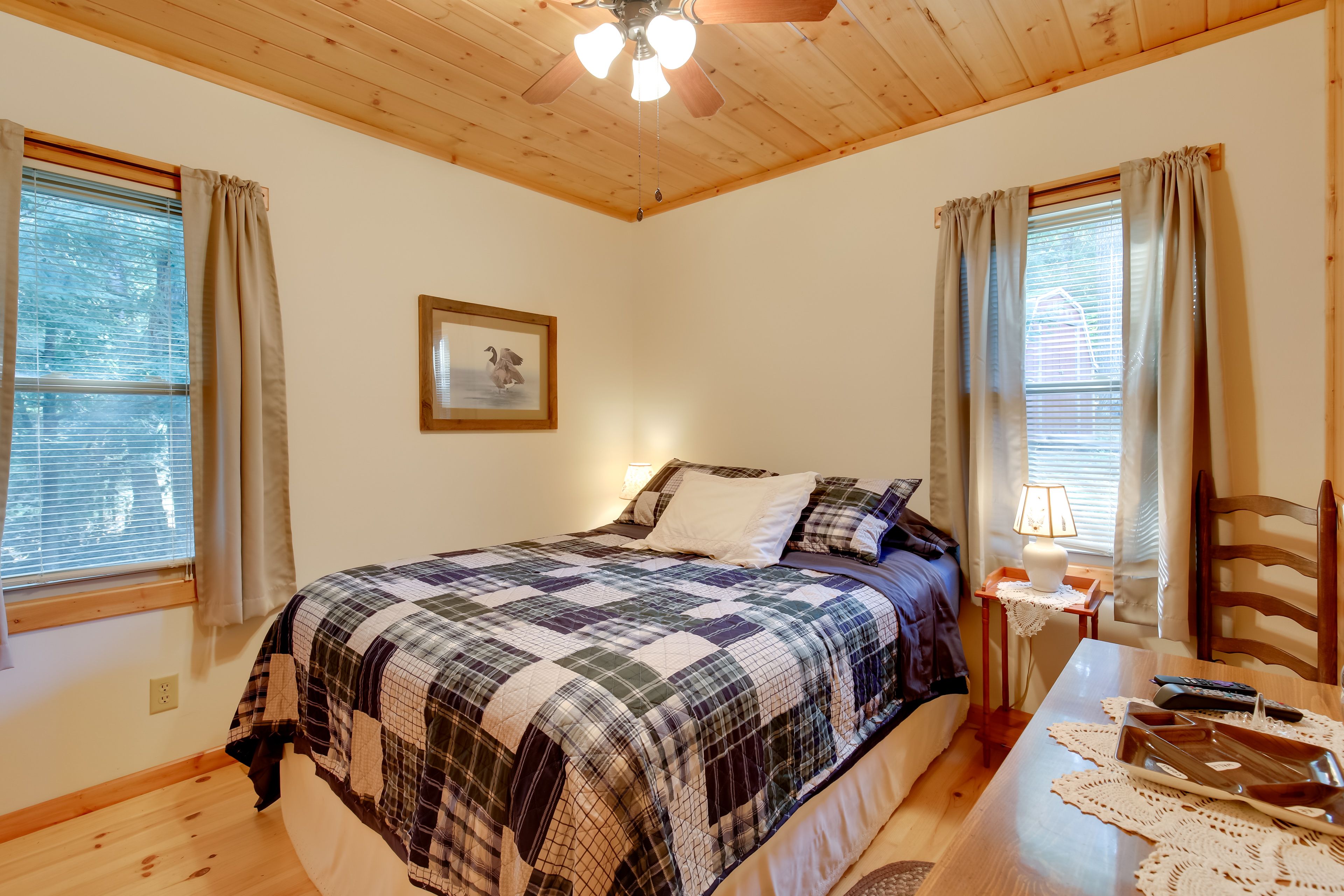Bedroom 1 | Queen Bed