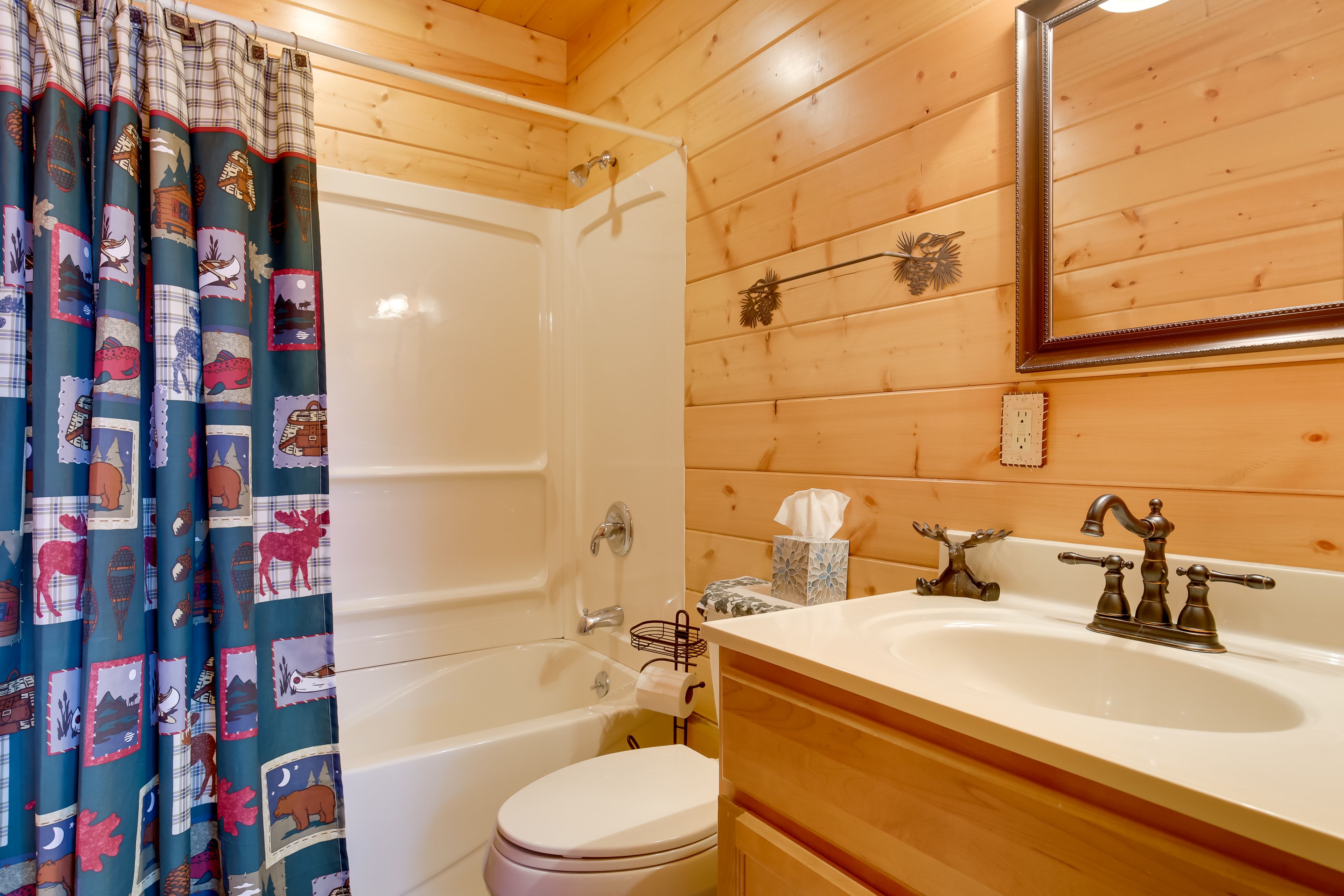 Full Bathroom | Shower/Tub Combo | Complimentary Toiletries
