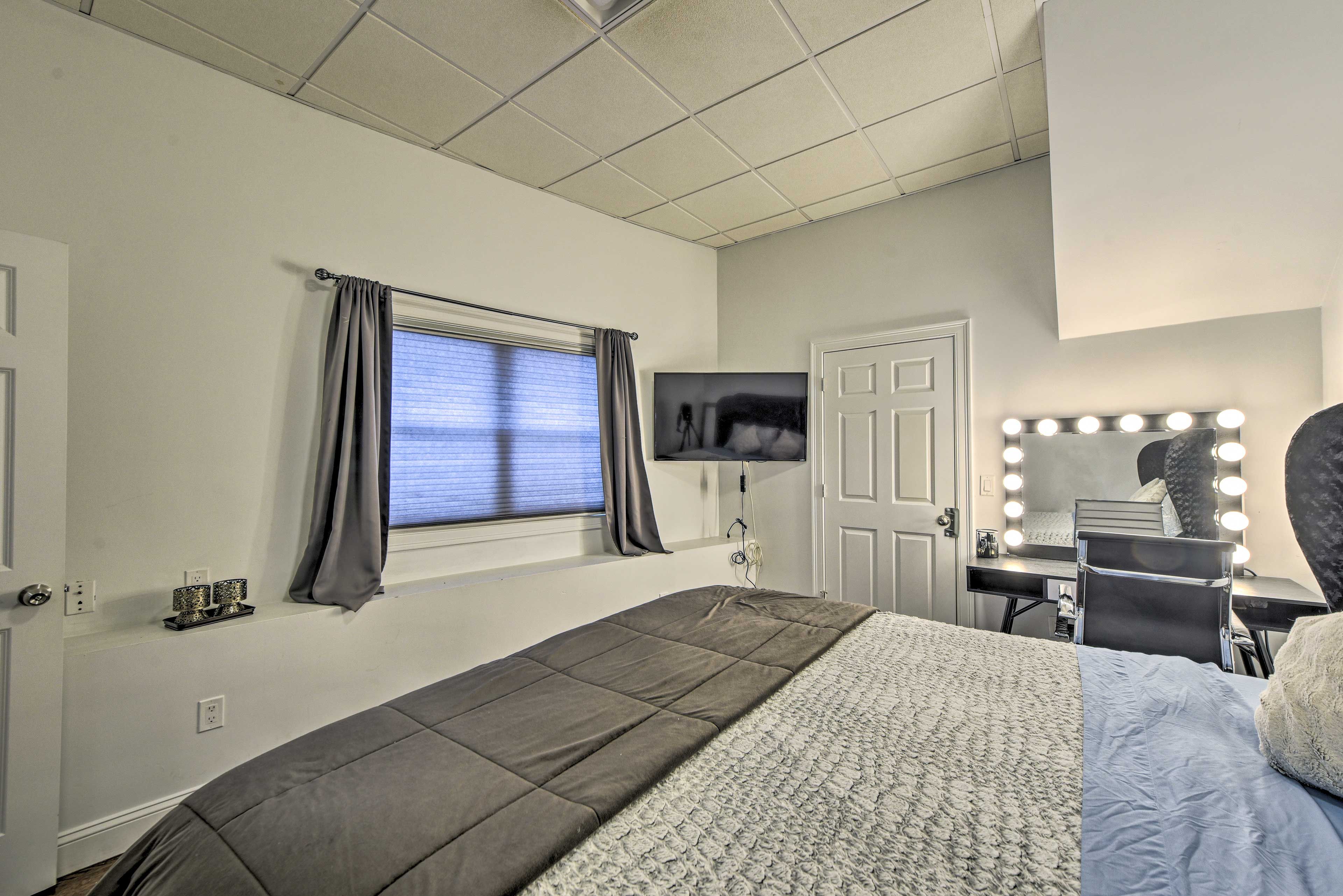 Bedroom | Smart TV w/ Netflix