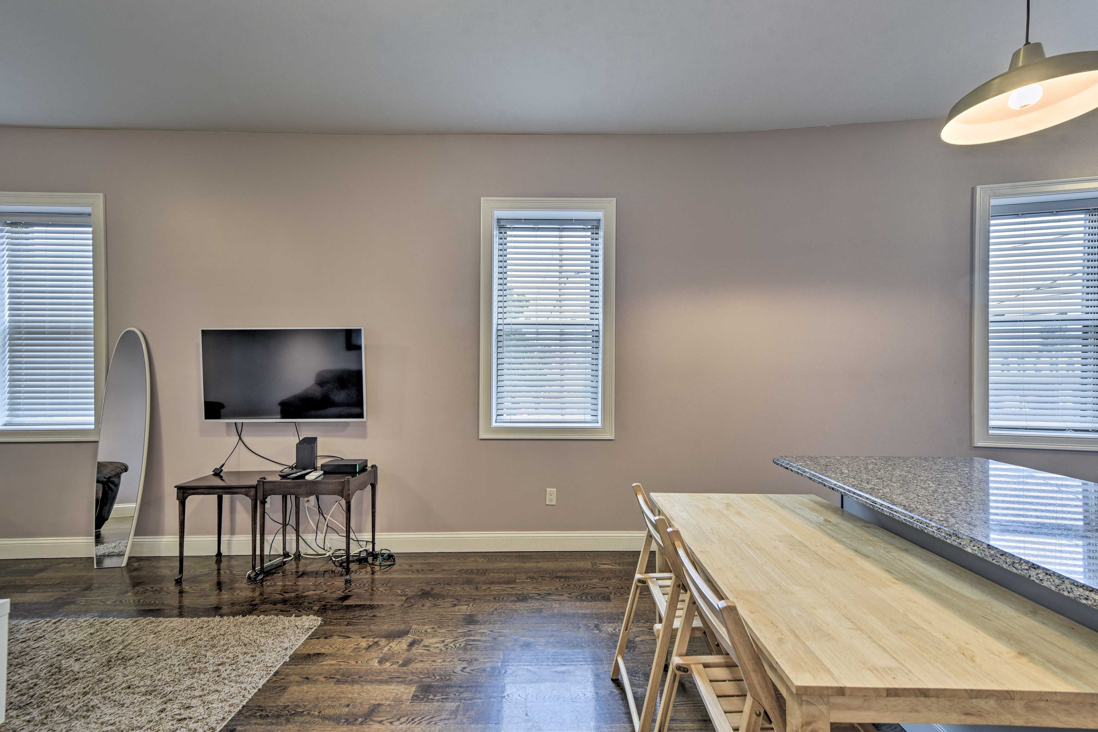 Main Living Space | Smart TV | Breakfast Table