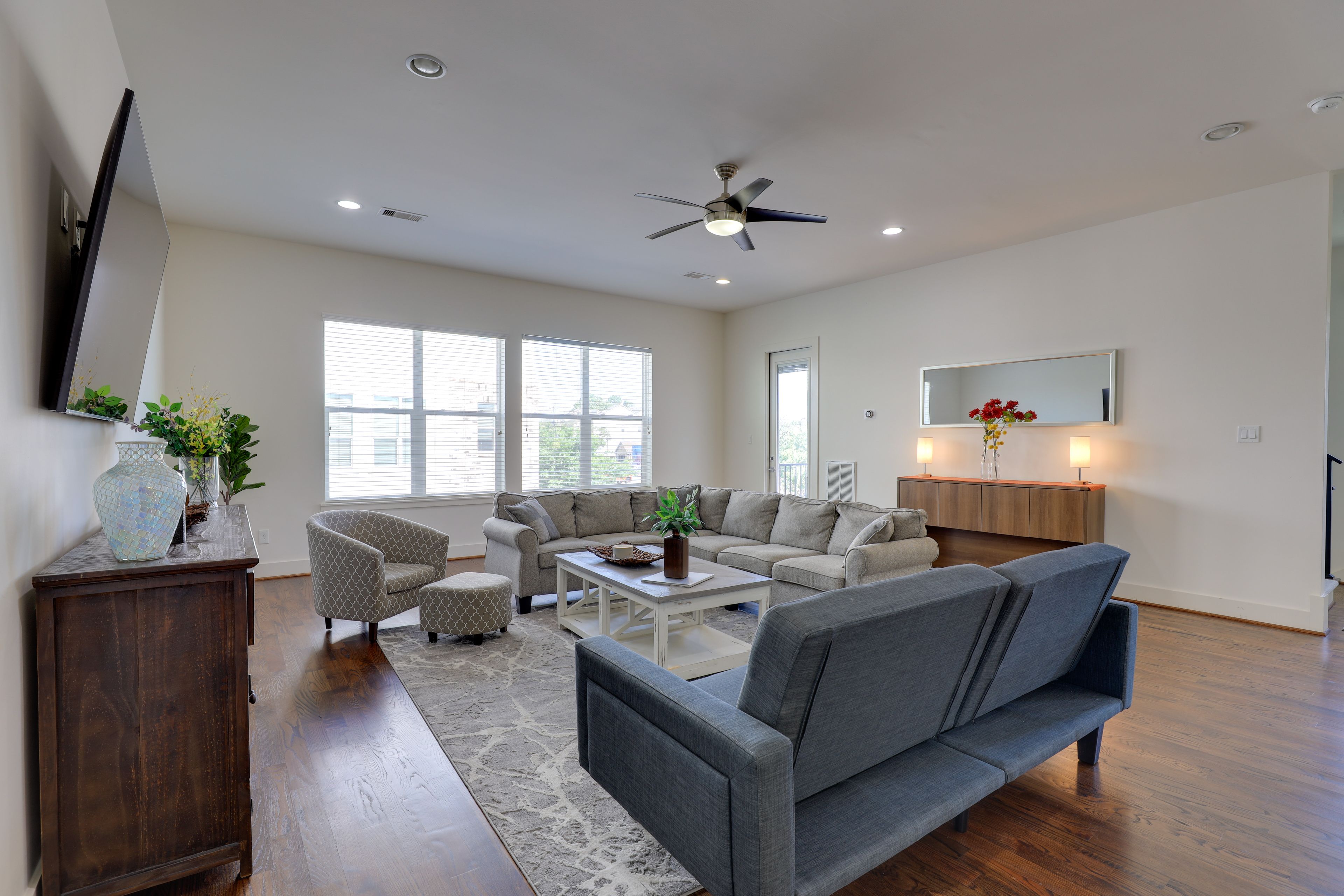 Main Living Area | Access to Kitchen