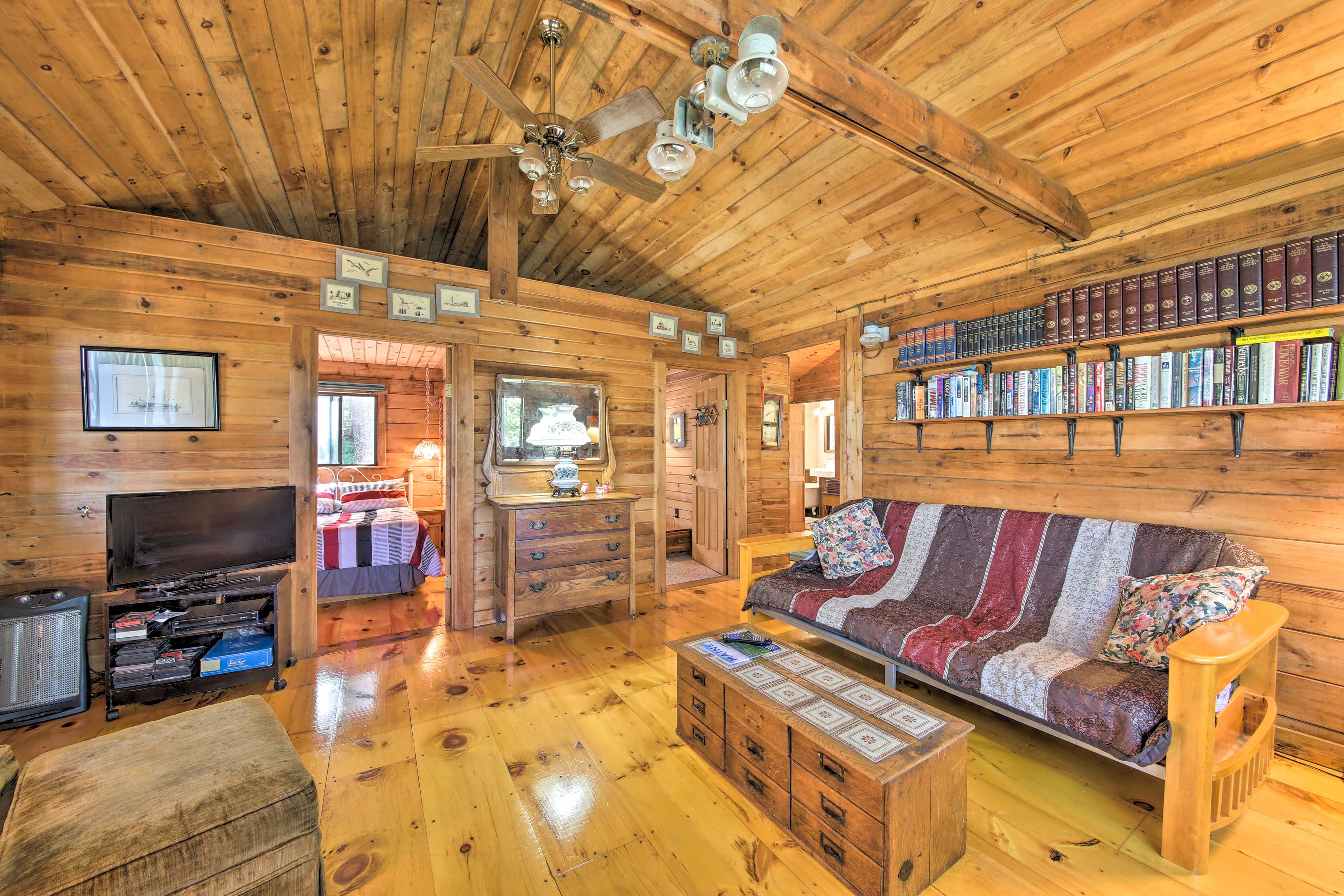 Living Area | Flat-Screen TV w/ Cable