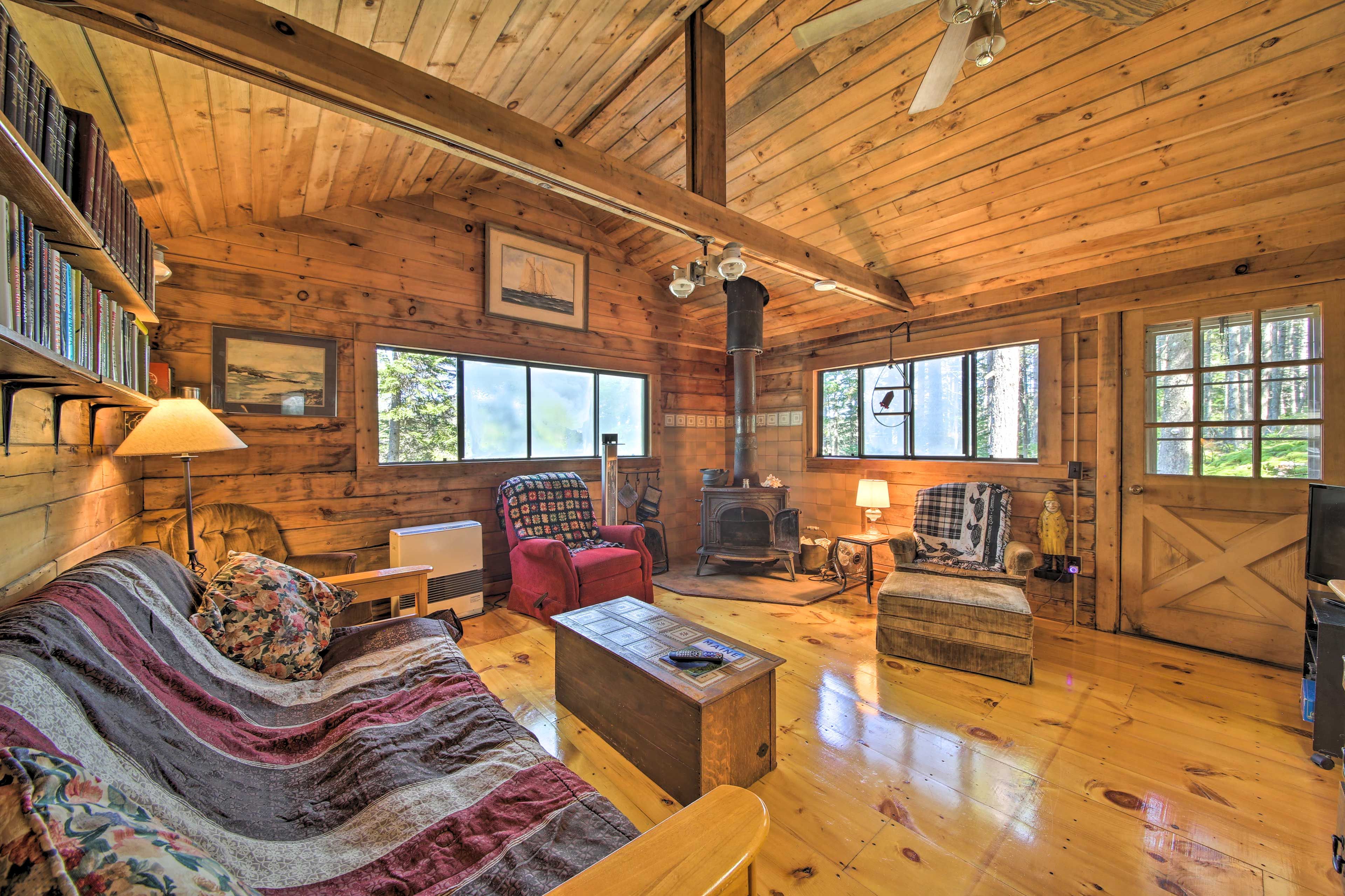 Living Area | Linens & Towels Provided
