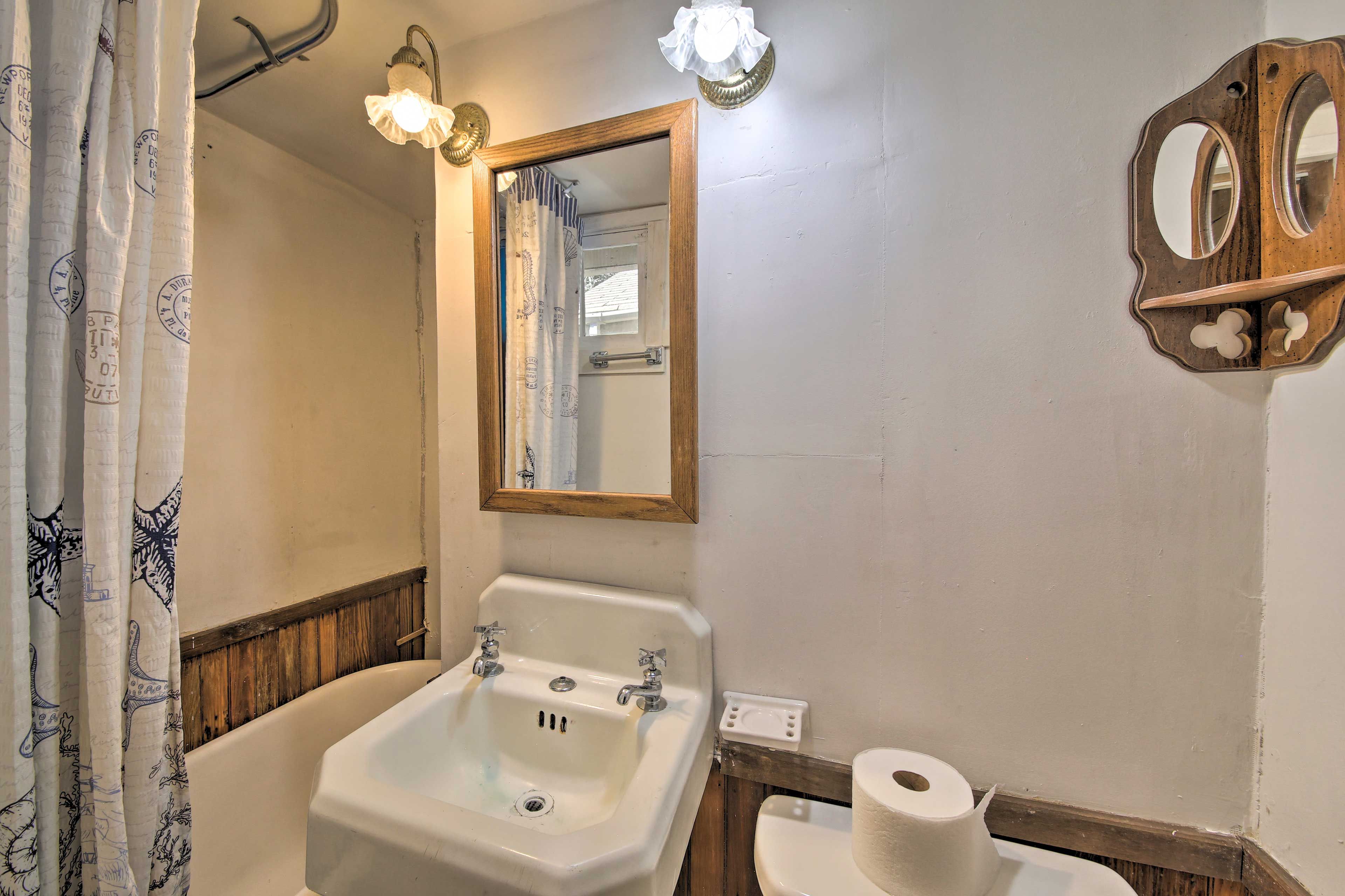 Full Bathroom | Shower/Tub Combo