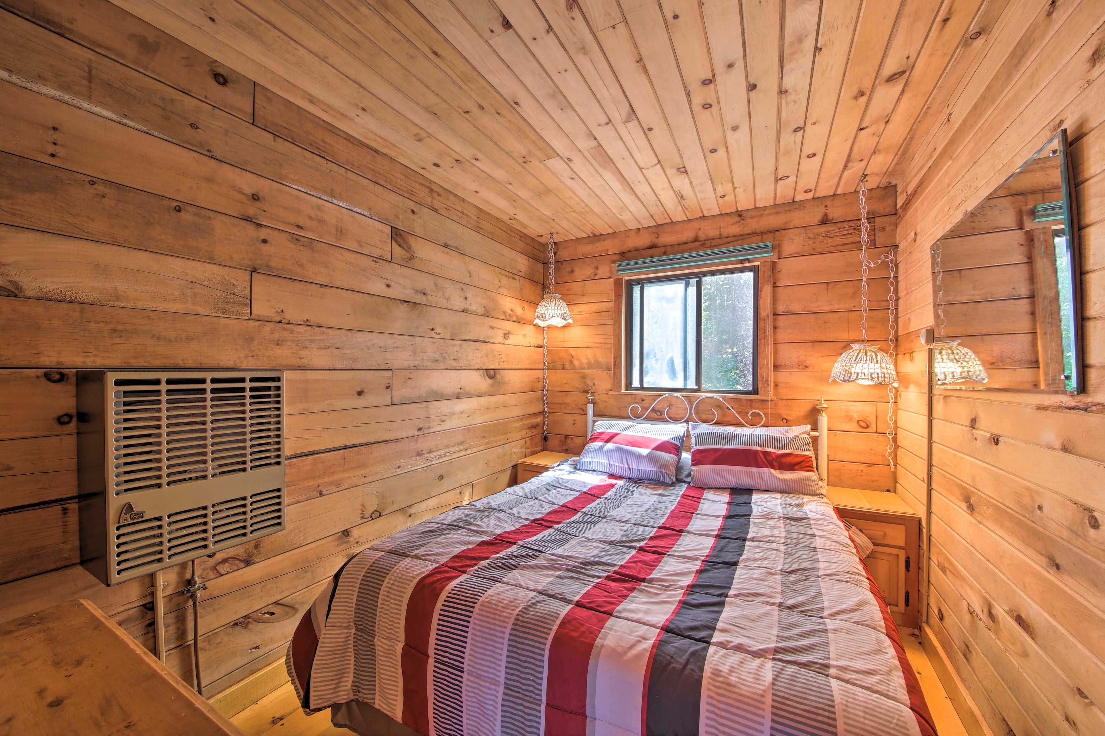 Bedroom 1 | Queen Bed | Linens Provided